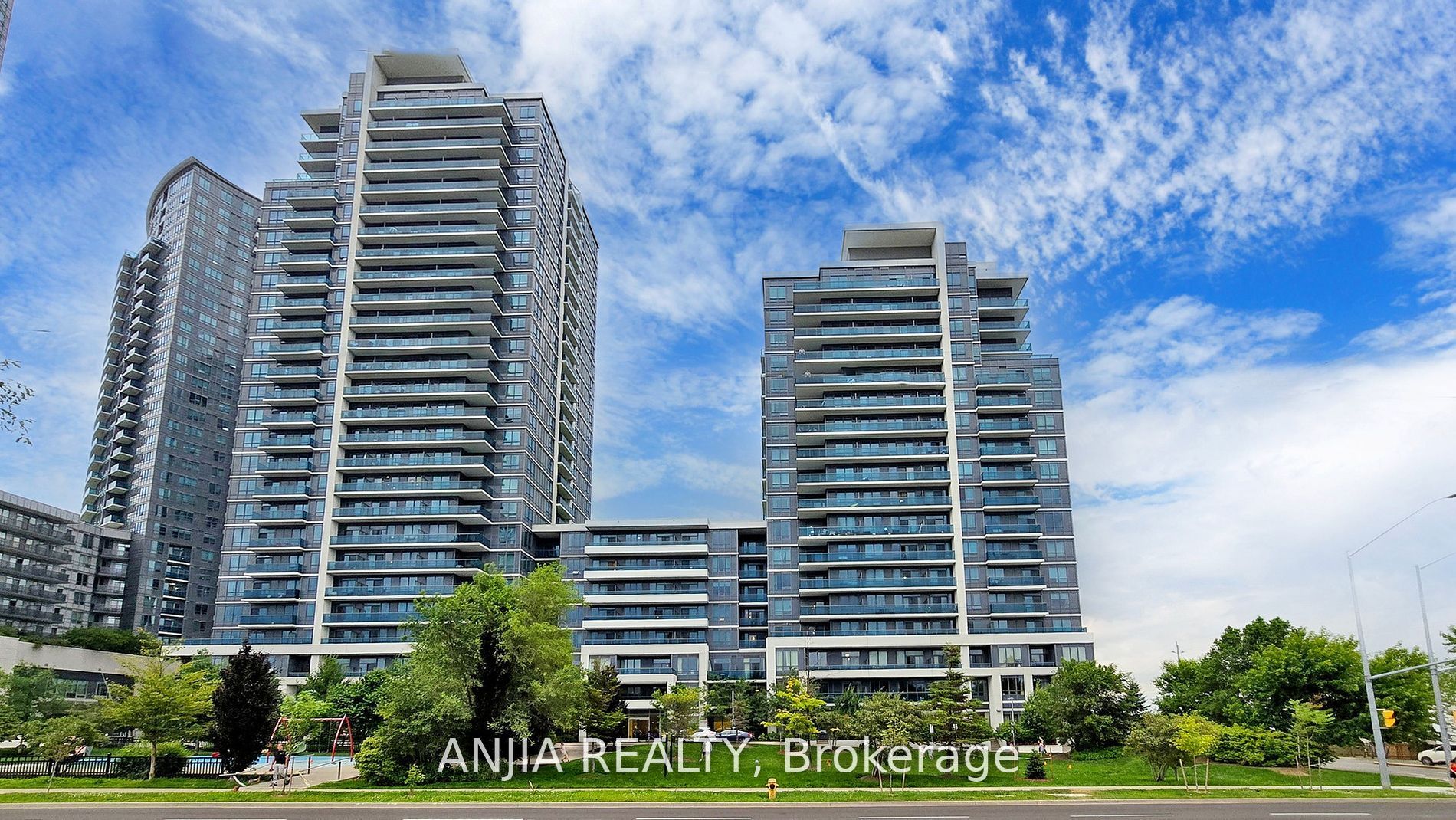 7165 Yonge Street 2012 Property Photo 1