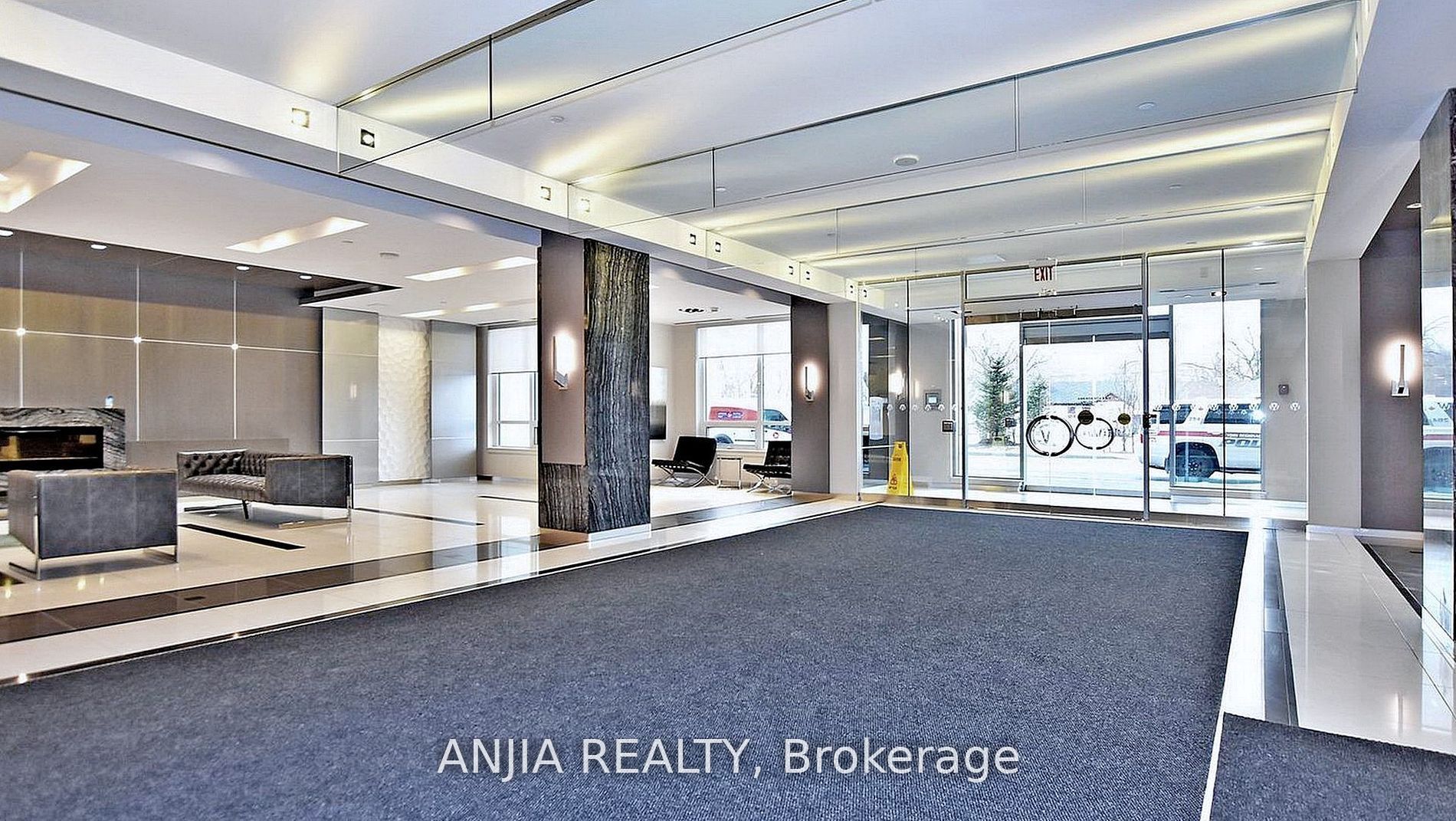 7165 Yonge Street 2012 Property Photo 3