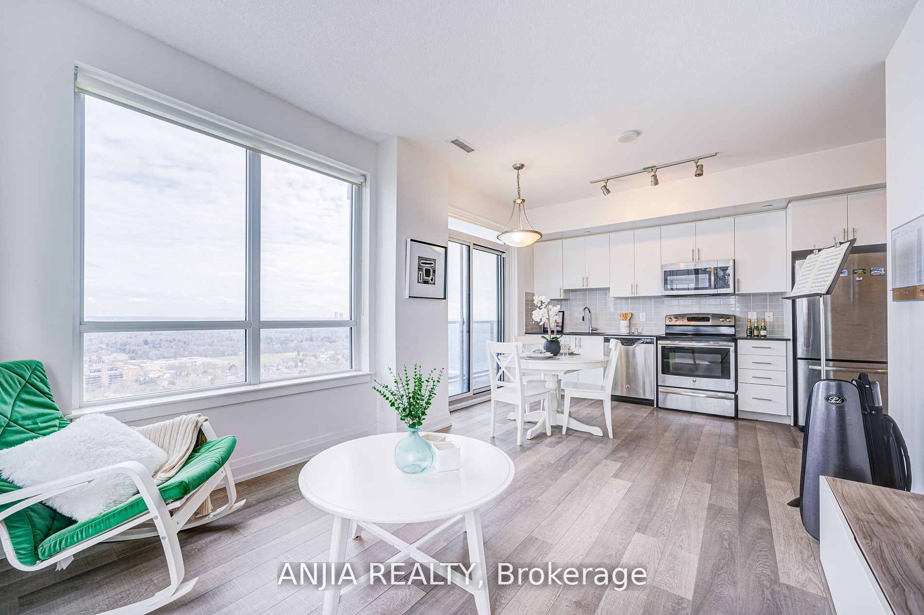 7165 Yonge Street 2012 Property Photo 6