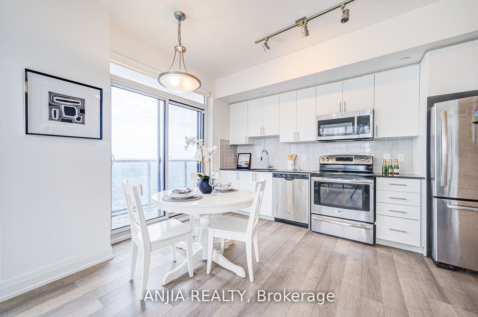 7165 Yonge Street 2012 Property Photo 9