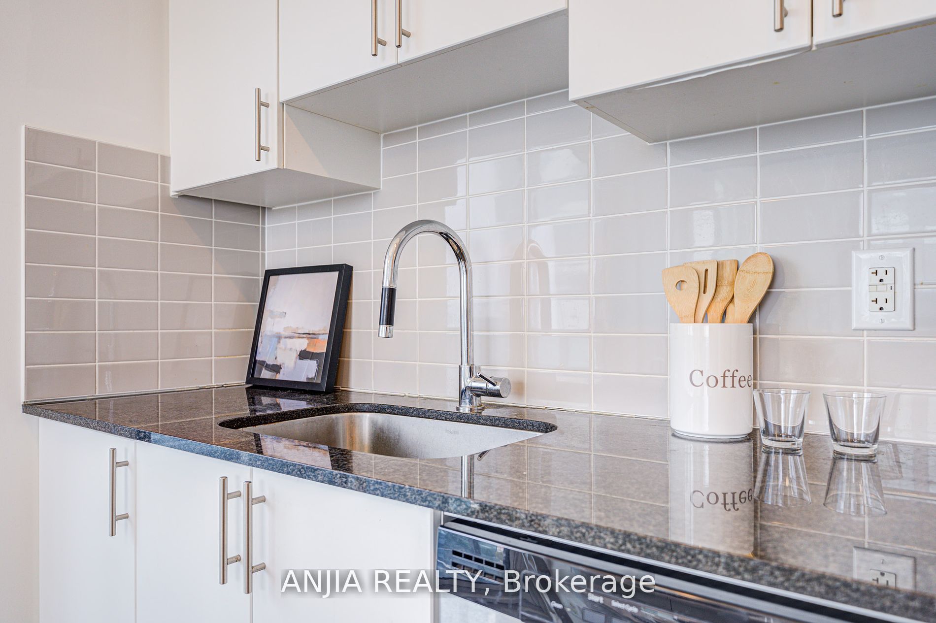 7165 Yonge Street 2012 Property Photo 10