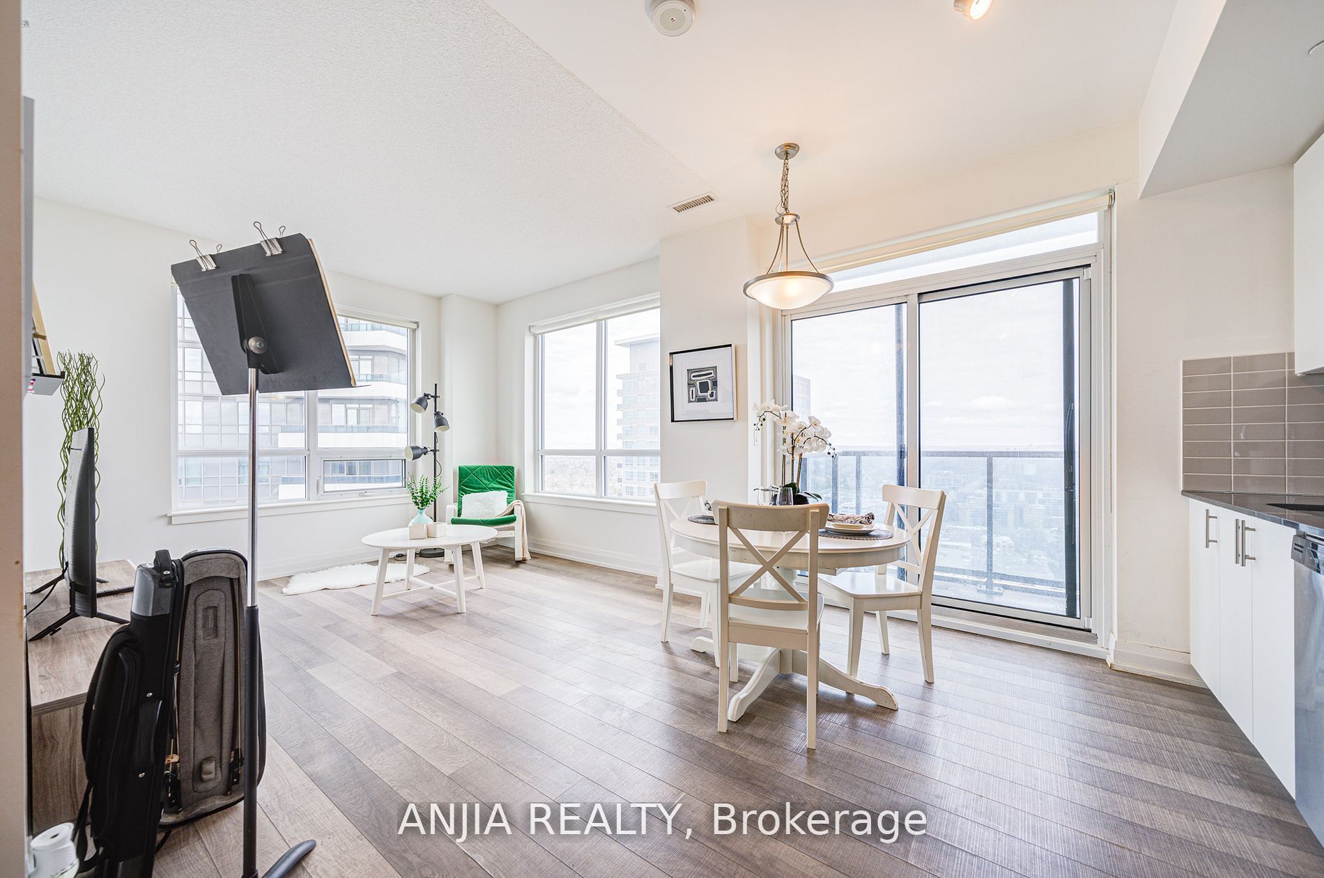7165 Yonge Street 2012 Property Photo 13