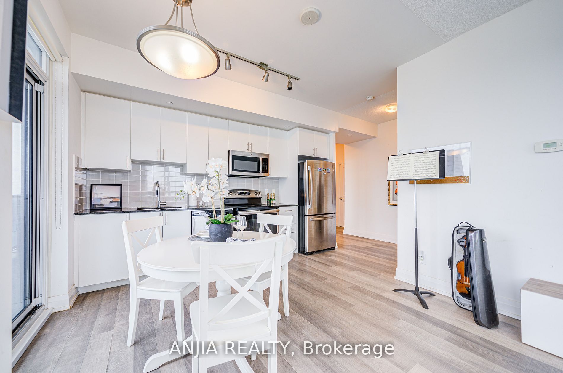 7165 Yonge Street 2012 Property Photo 16