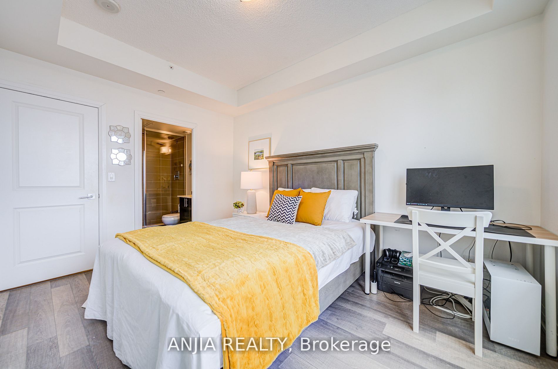 7165 Yonge Street 2012 Property Photo 18