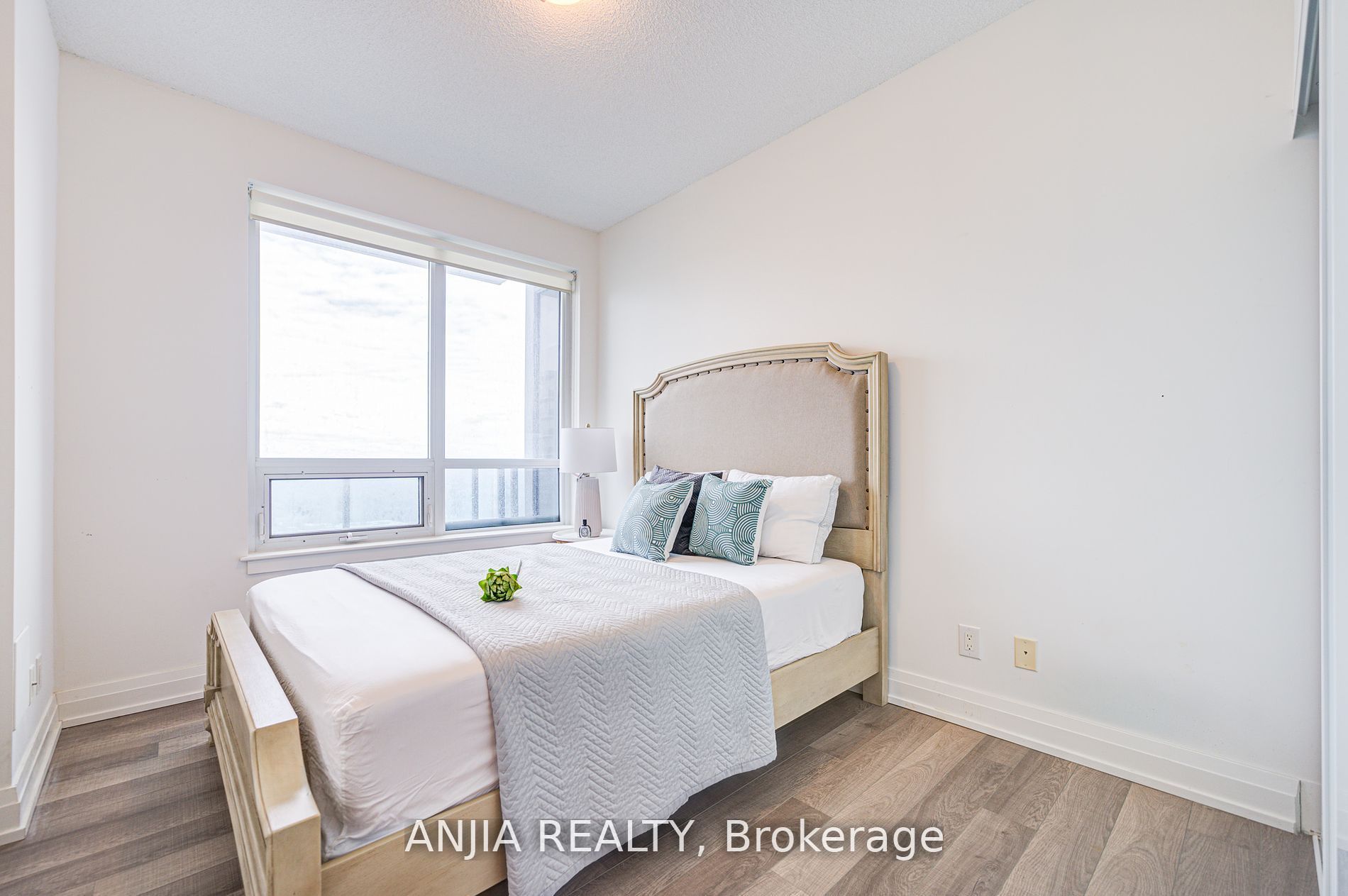 7165 Yonge Street 2012 Property Photo 23