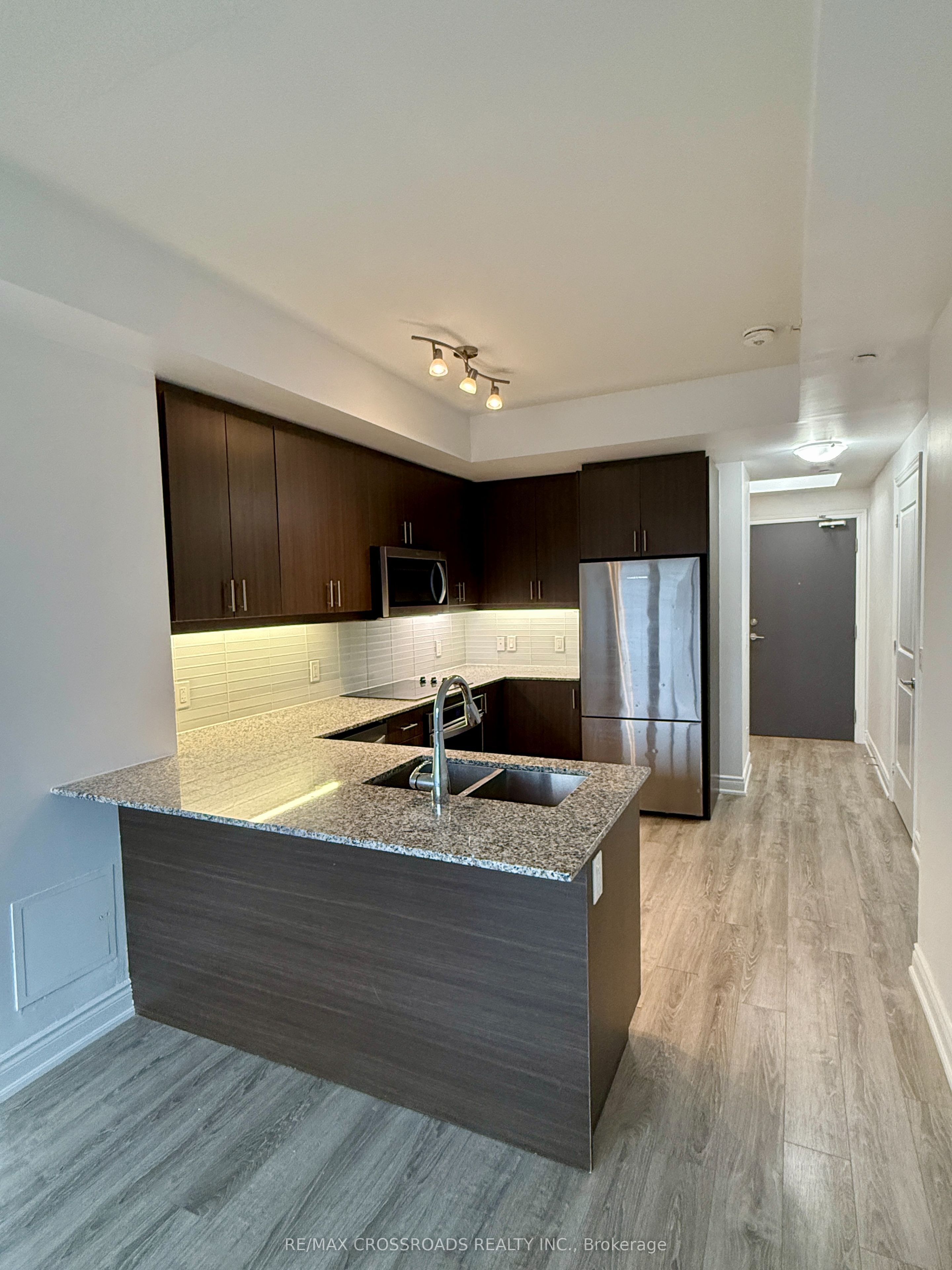 #203 - 9618 Yonge Street Property Photo 2