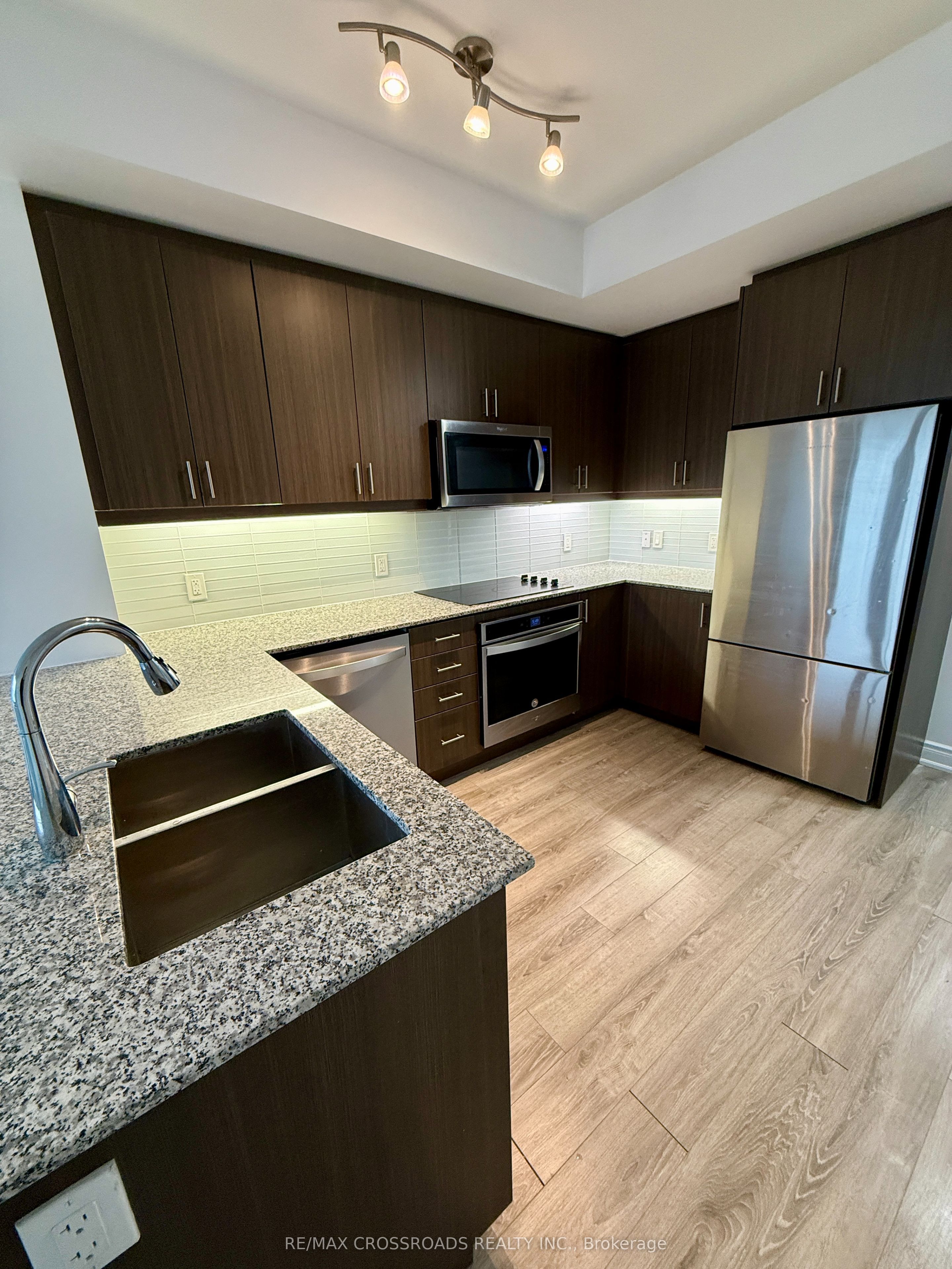 #203 - 9618 Yonge Street Property Photo 3