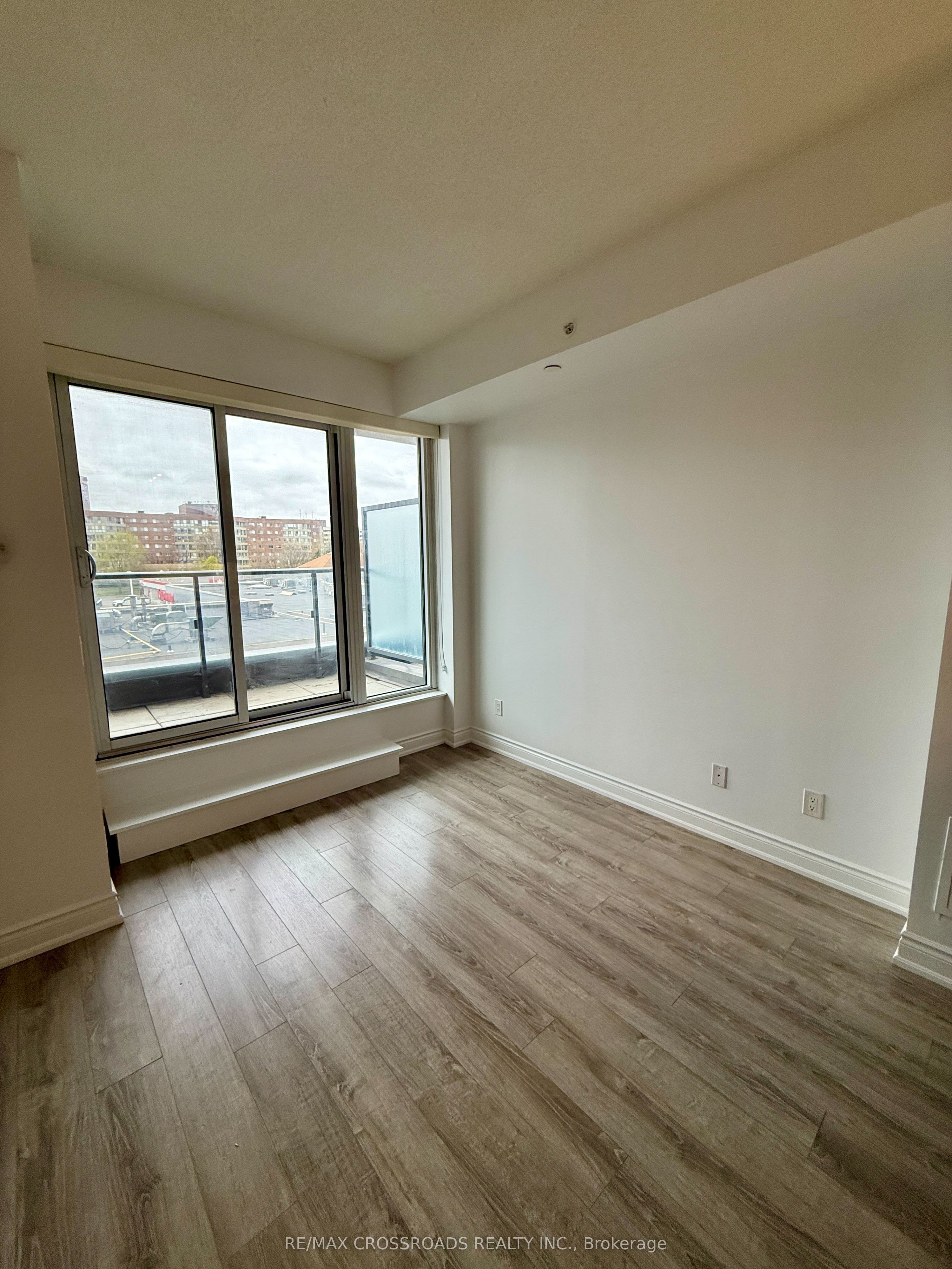 #203 - 9618 Yonge Street Property Photo 4