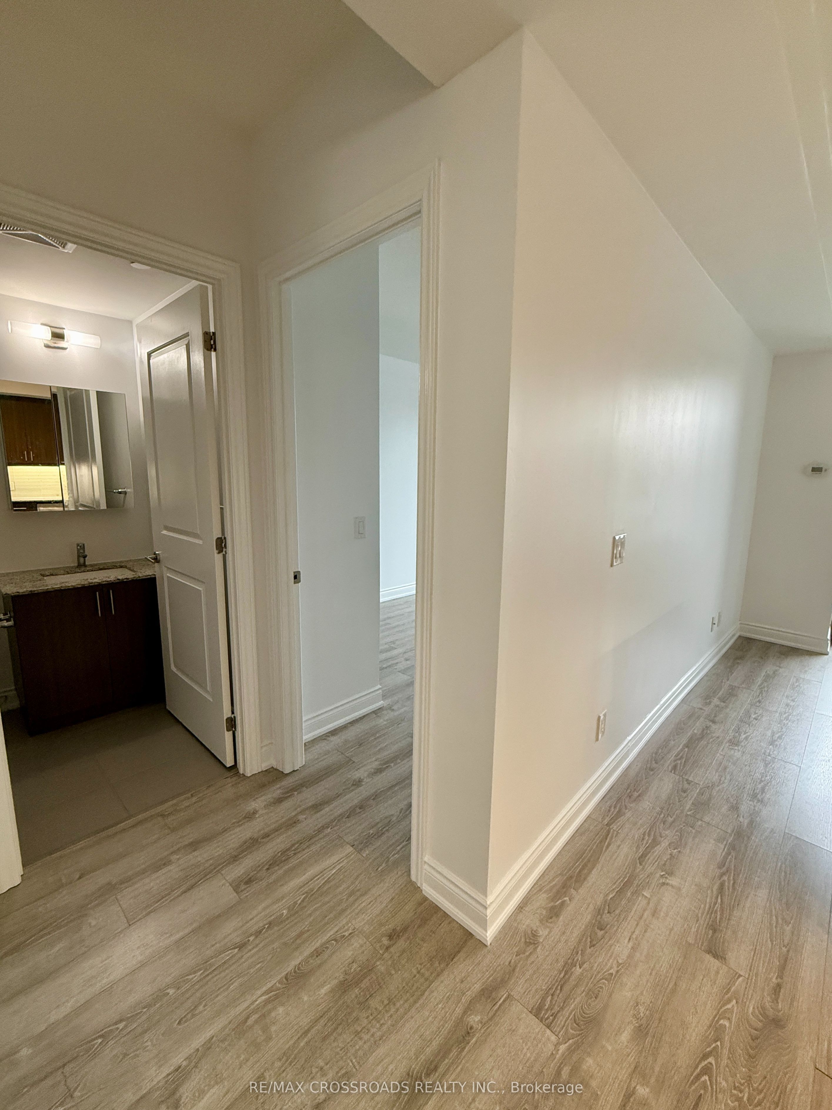 #203 - 9618 Yonge Street Property Photo 7