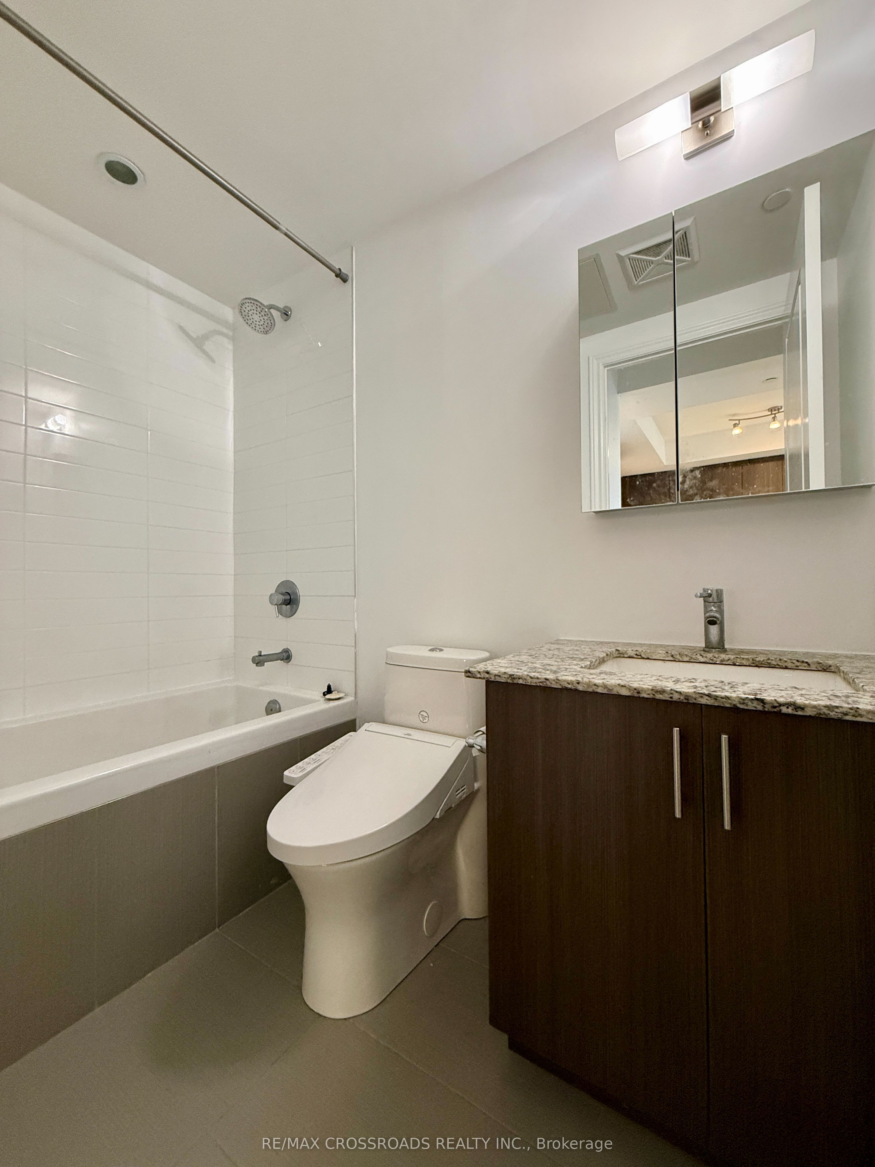 #203 - 9618 Yonge Street Property Photo 10
