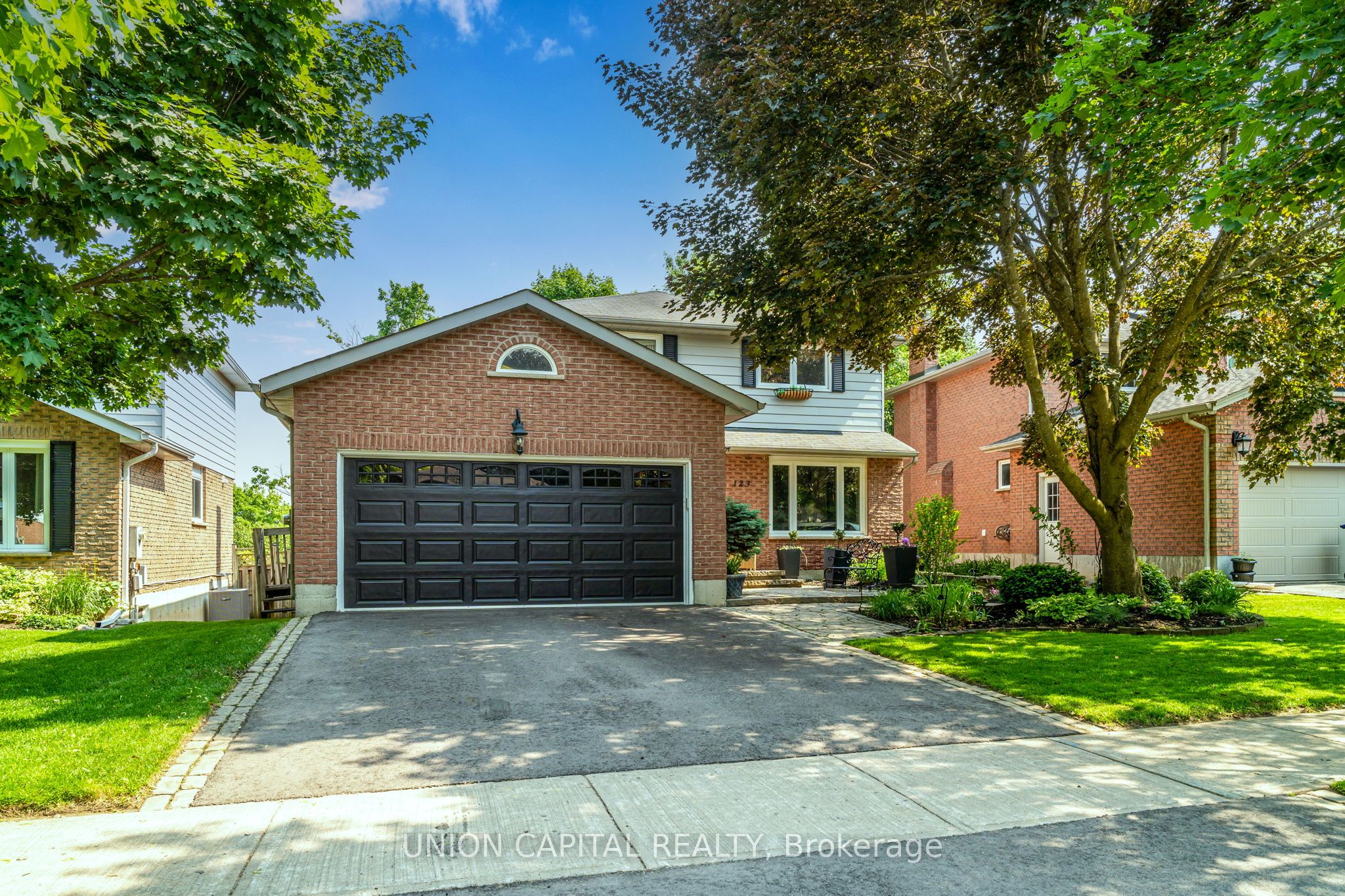 123 Imperial Crescent Property Photo 1