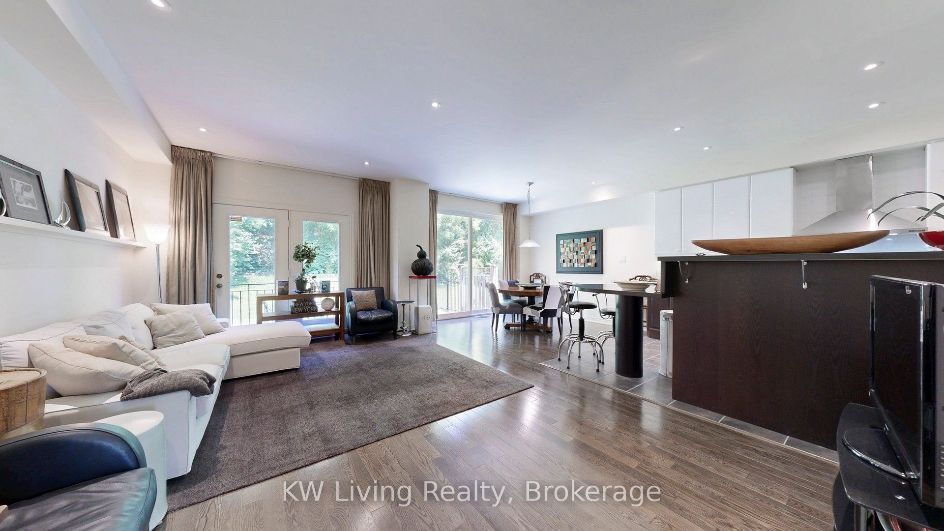 16 Carriage House Court Property Photo 2