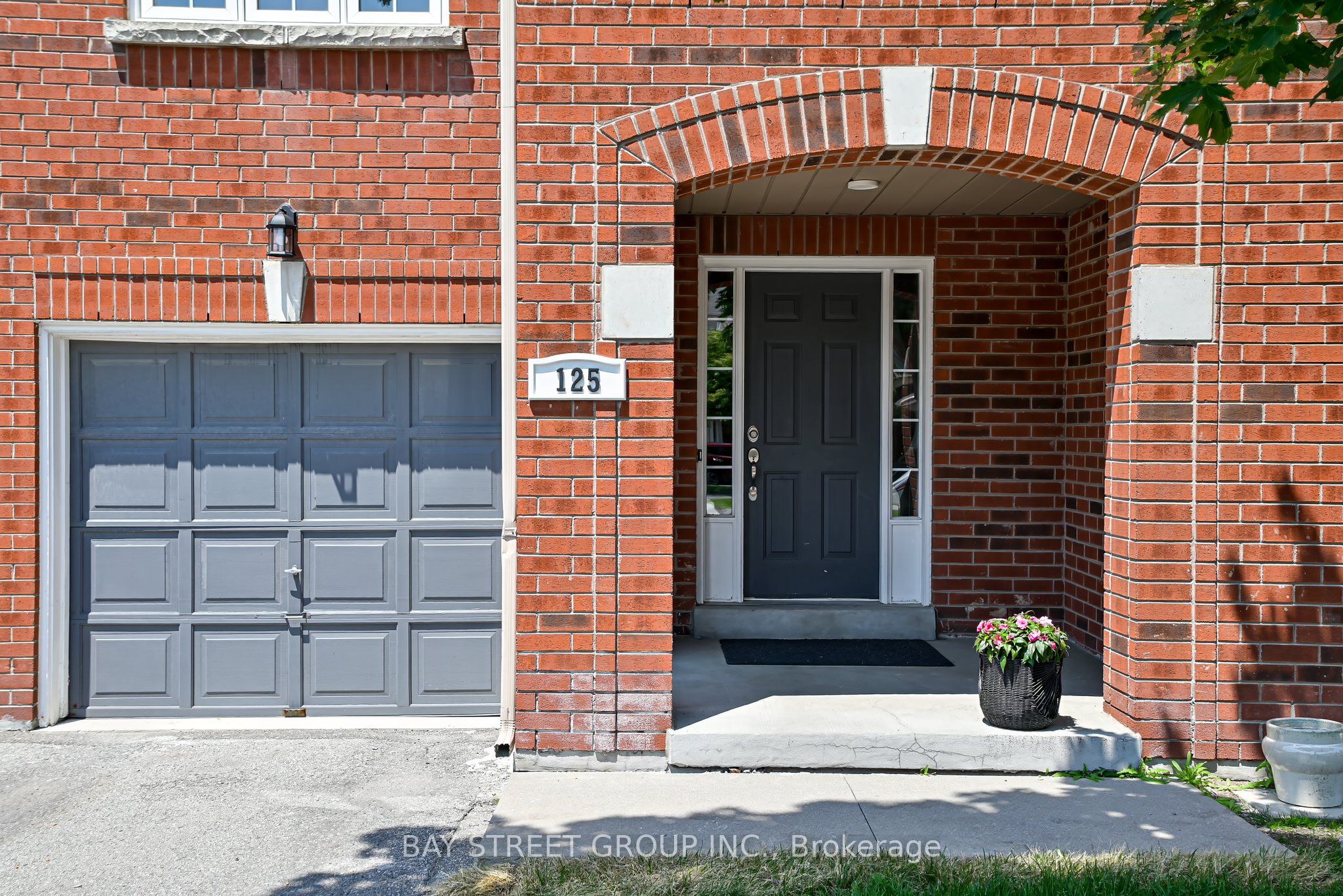 190 Harding Blvd W Property Photo 1