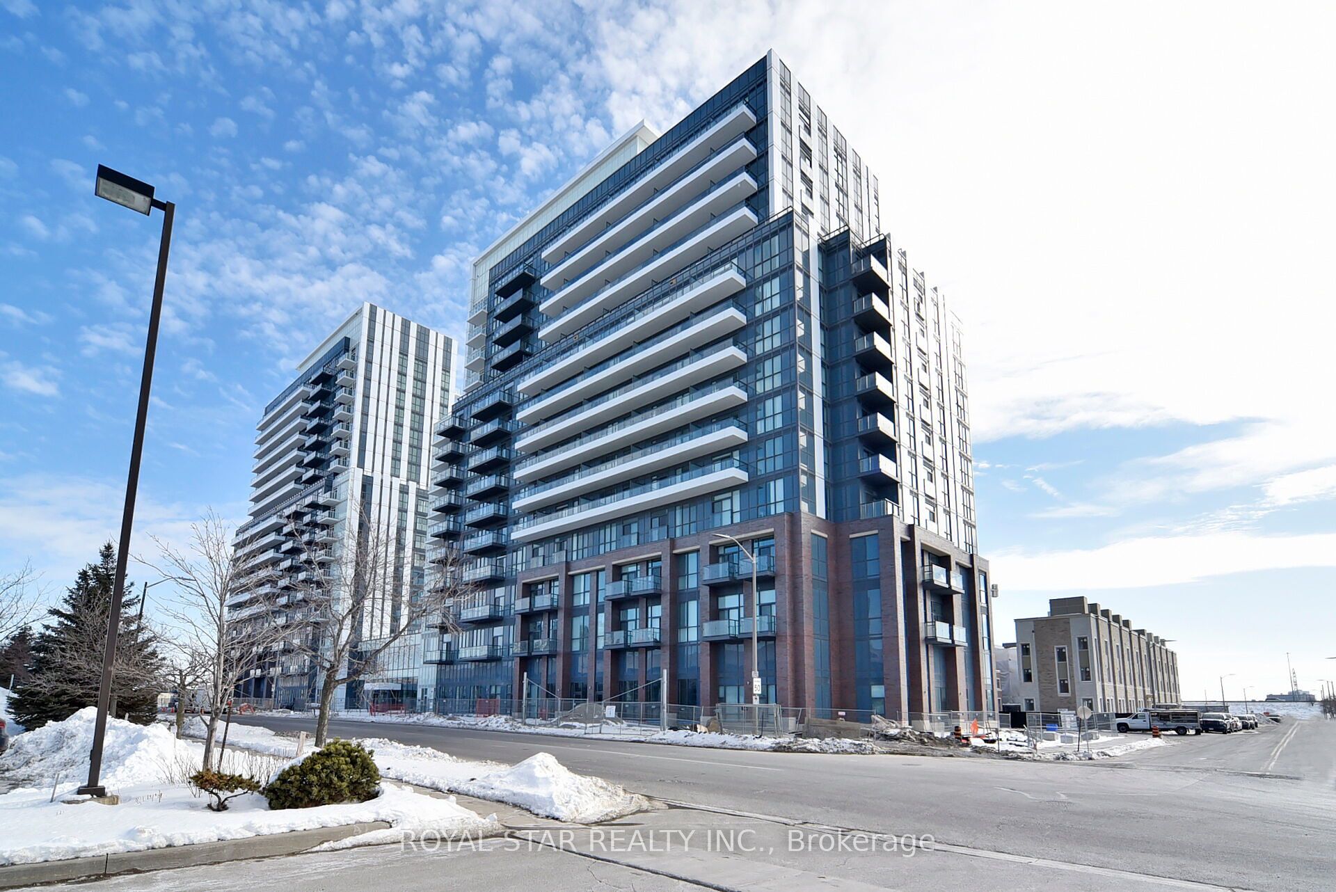 #909 - 10 Honeycrisp Crescent Property Photo 1