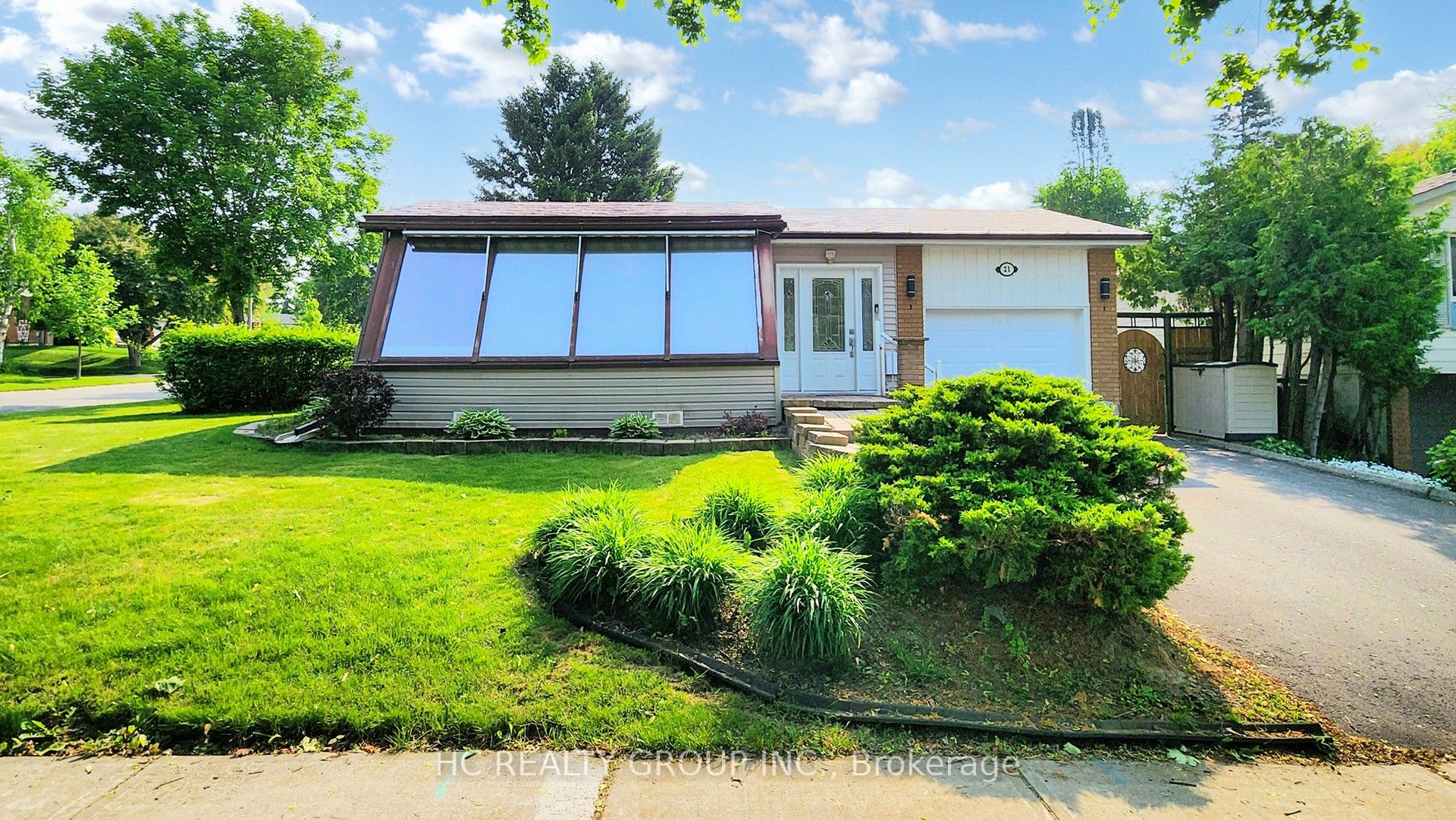 21 SIR CONSTANTINE Drive Property Photo 1