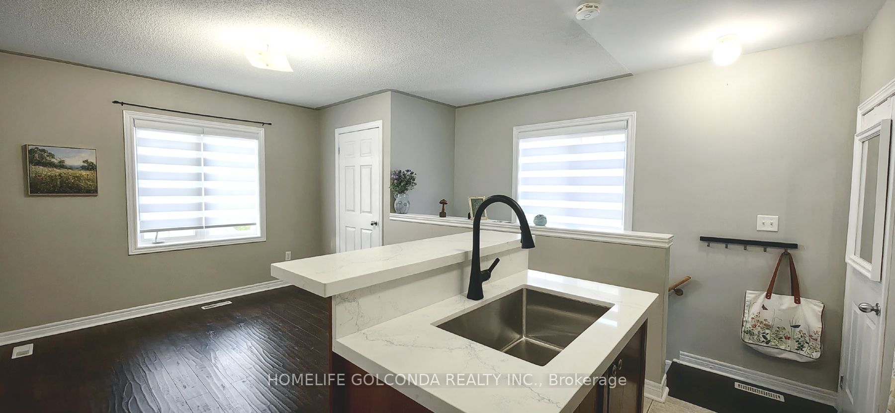 32 Cardrew Street Coach Property Photo 3