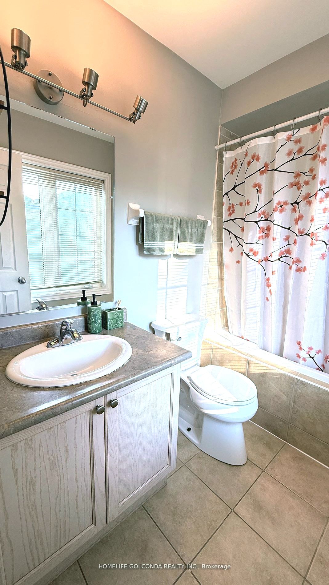 32 Cardrew Street Coach Property Photo 13