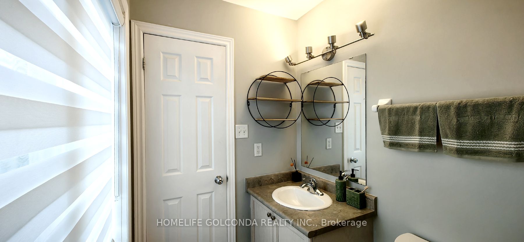 32 Cardrew Street Coach Property Photo 14