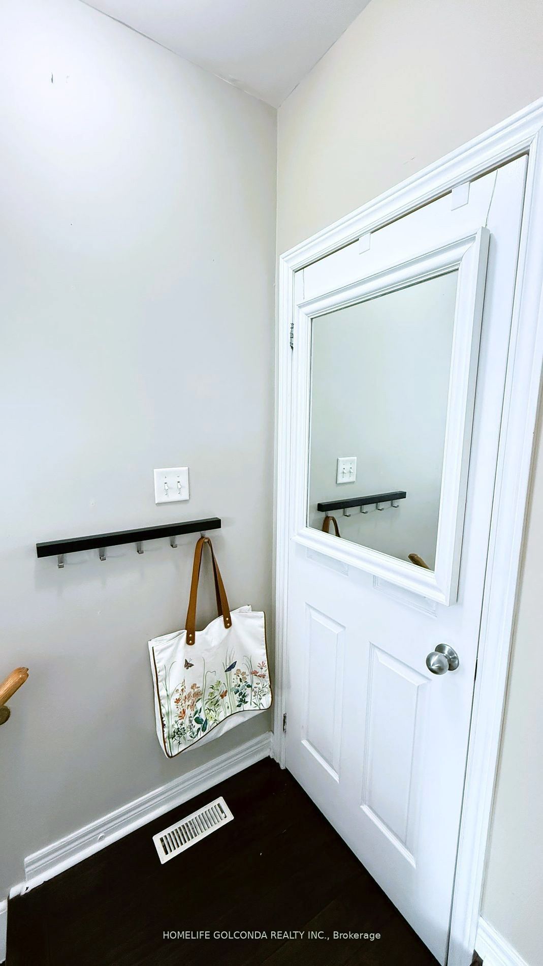 32 Cardrew Street Coach Property Photo 16