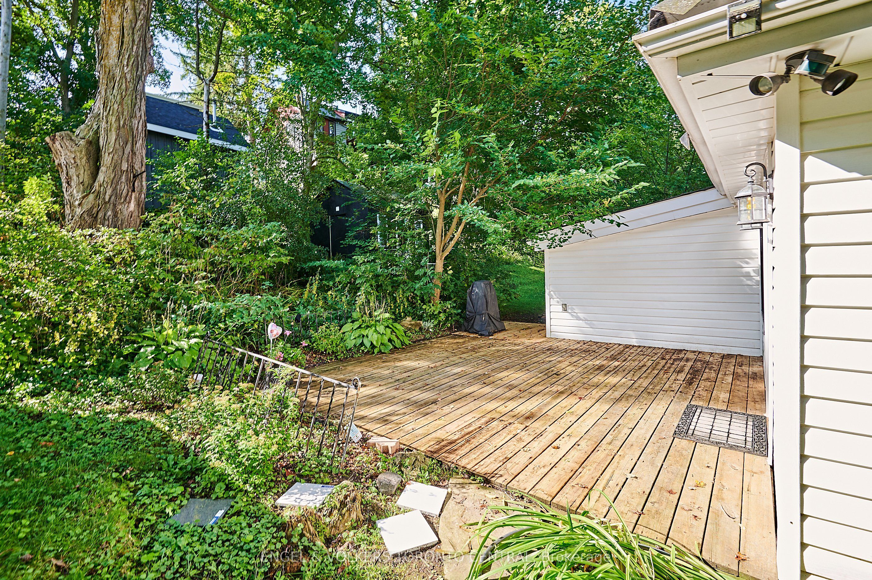 5907/5901 Lakeshore Road Property Photo 4