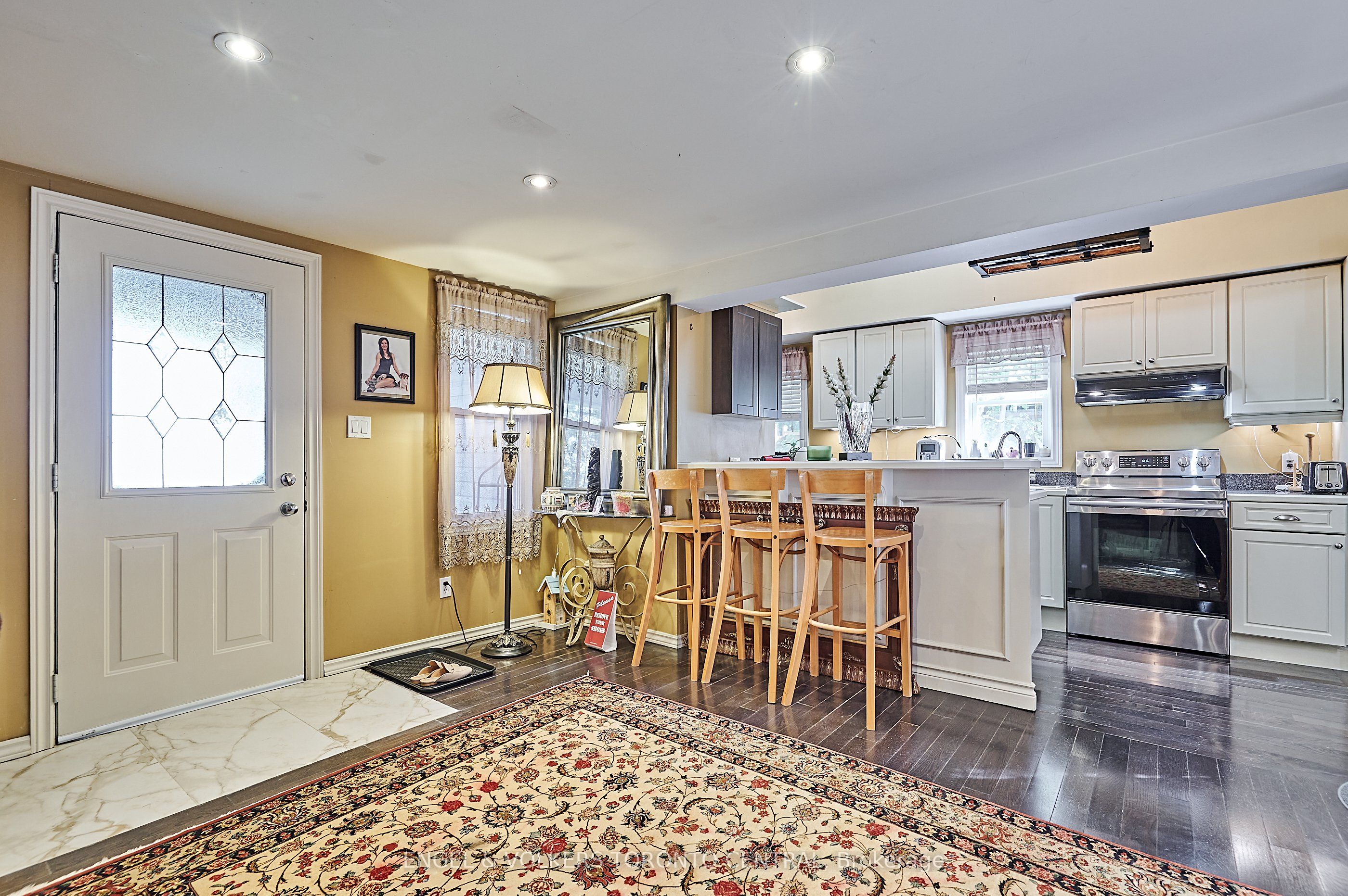 5907/5901 Lakeshore Road Property Photo 10