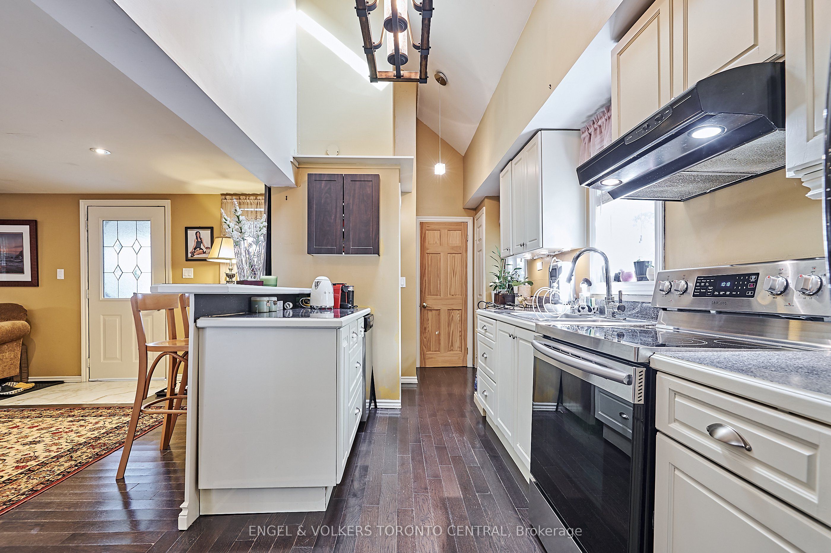 5907/5901 Lakeshore Road Property Photo 13