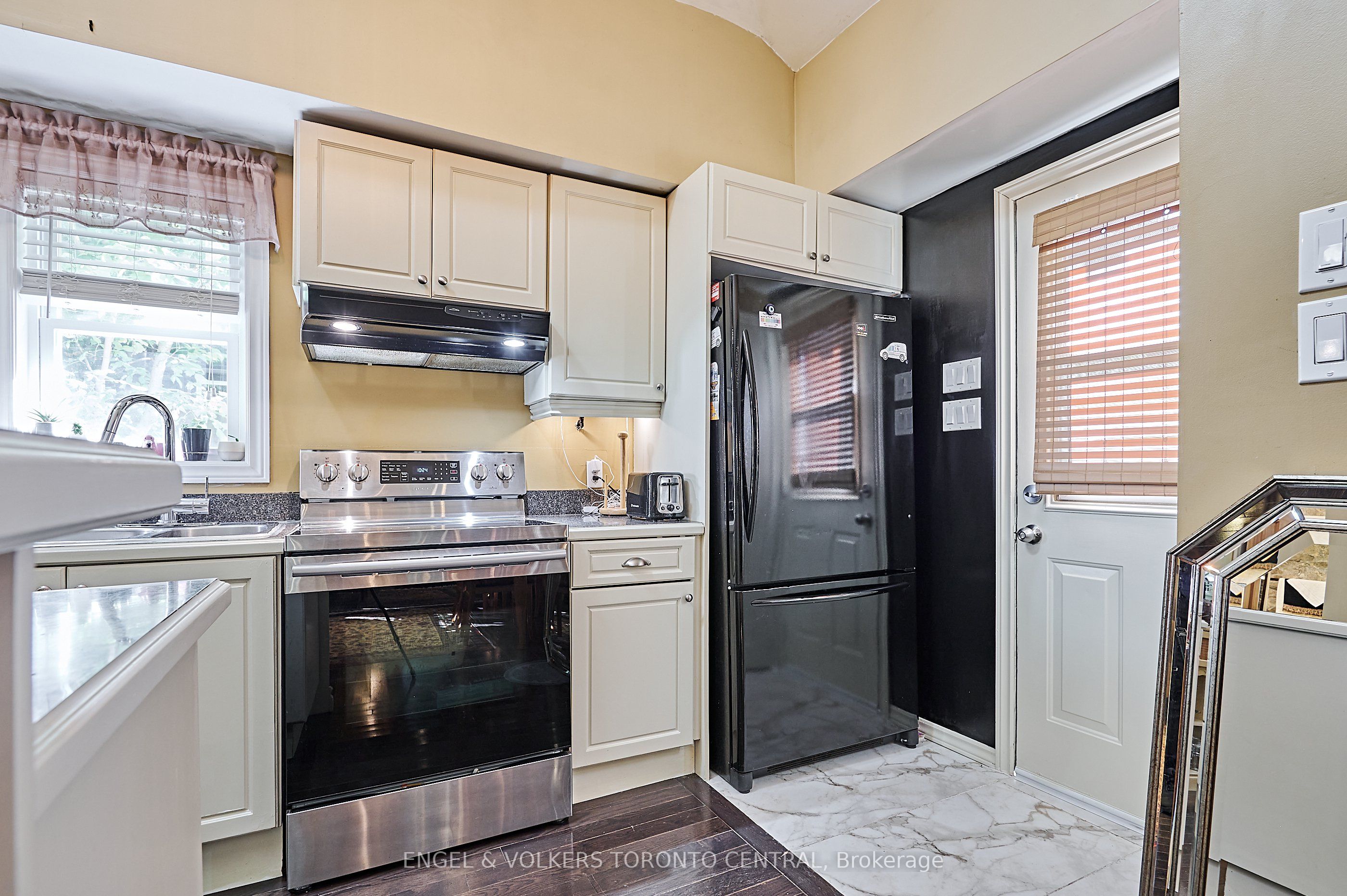 5907/5901 Lakeshore Road Property Photo 15