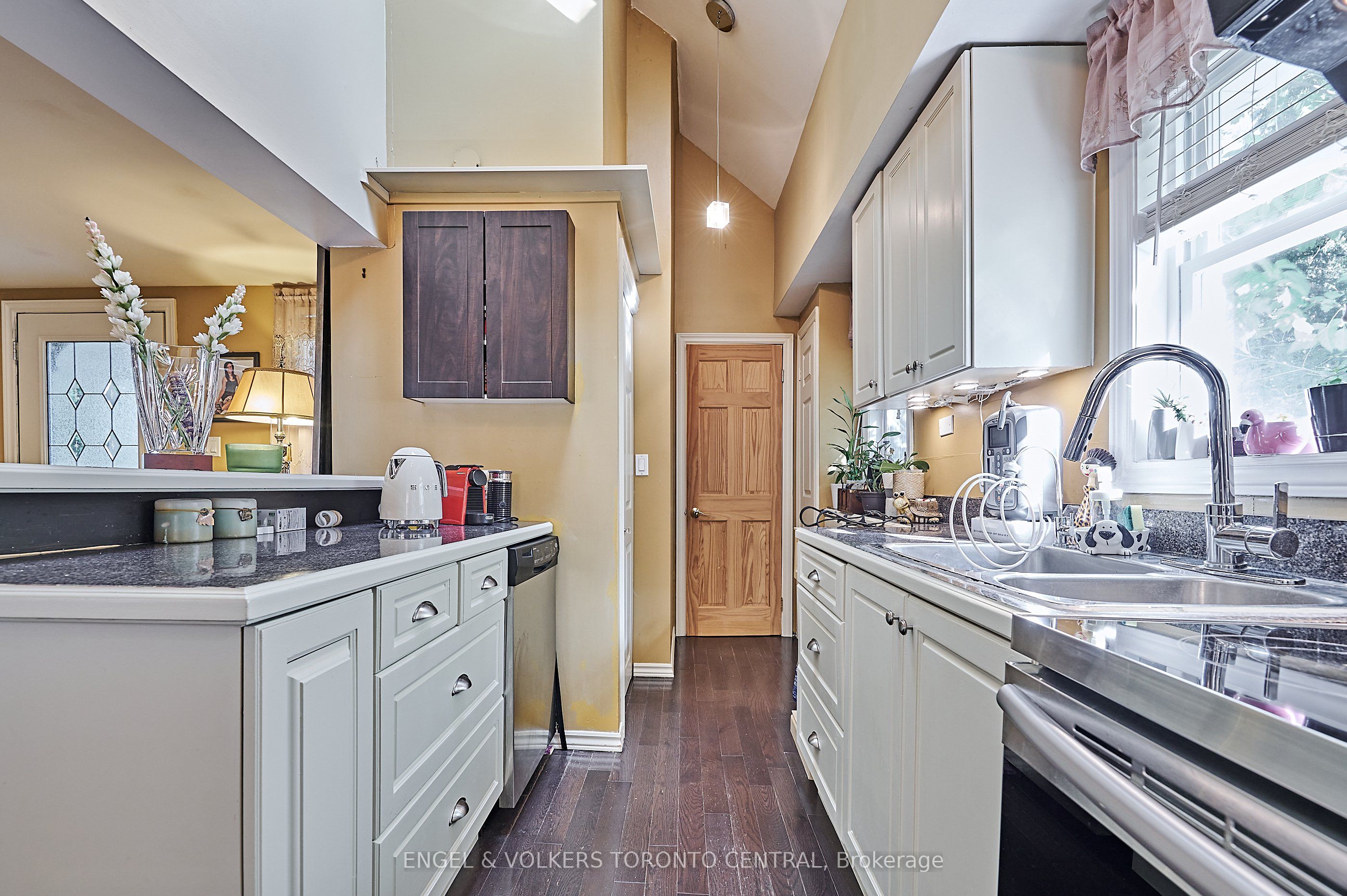 5907/5901 Lakeshore Road Property Photo 17