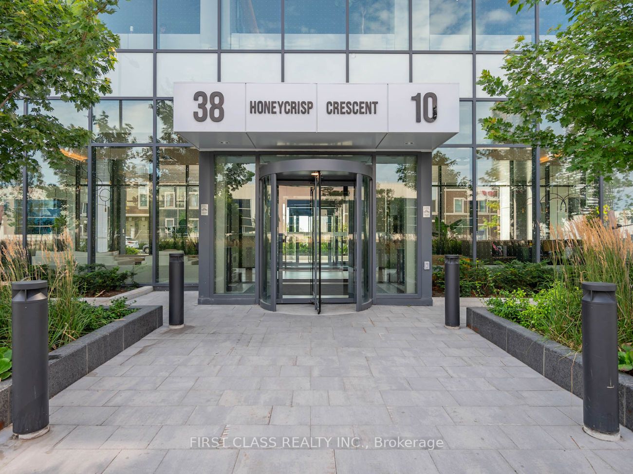 #2116 - 38 Honeycrisp Crescent Property Photo 1