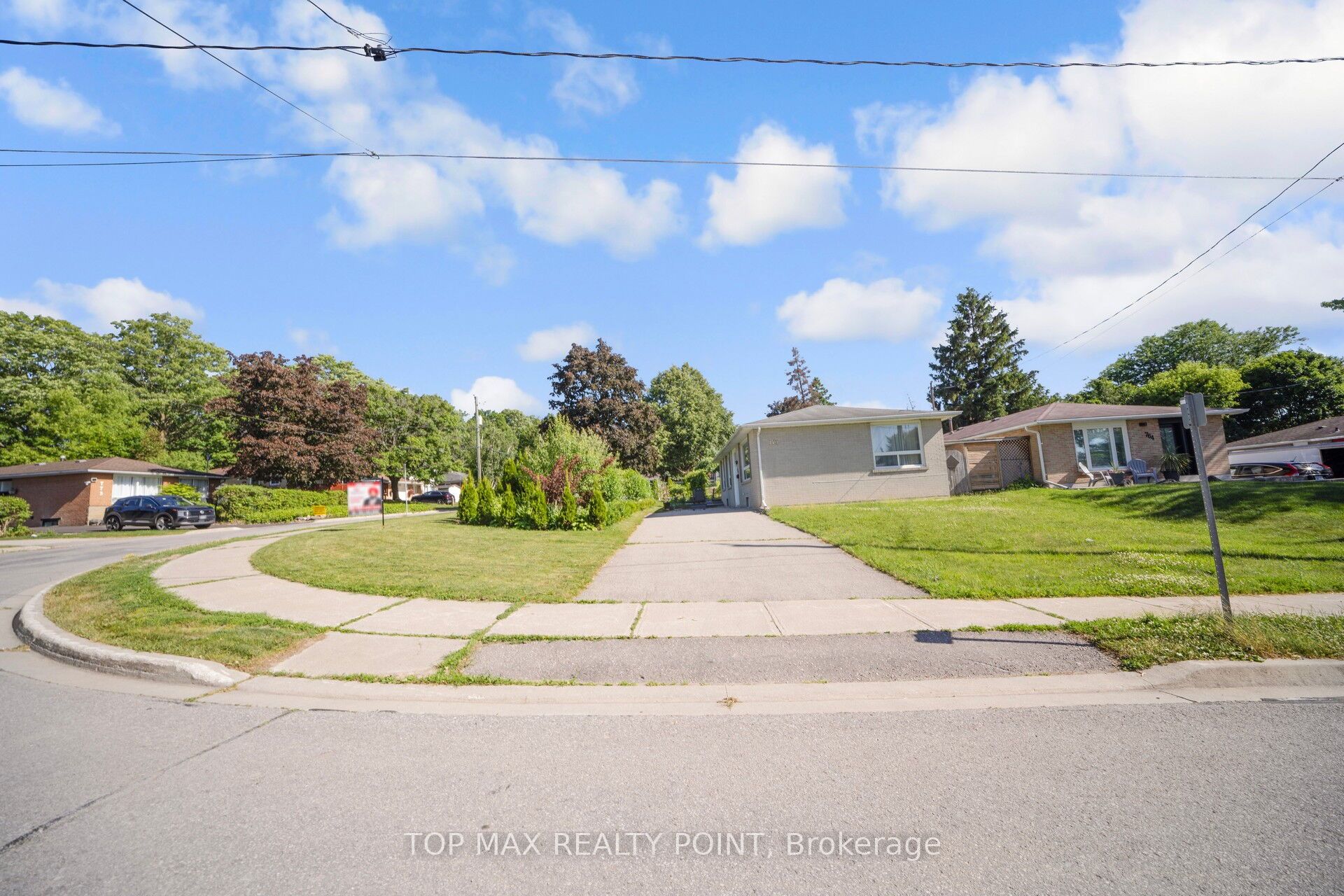 770 Greenfield Crescent Property Photo 1