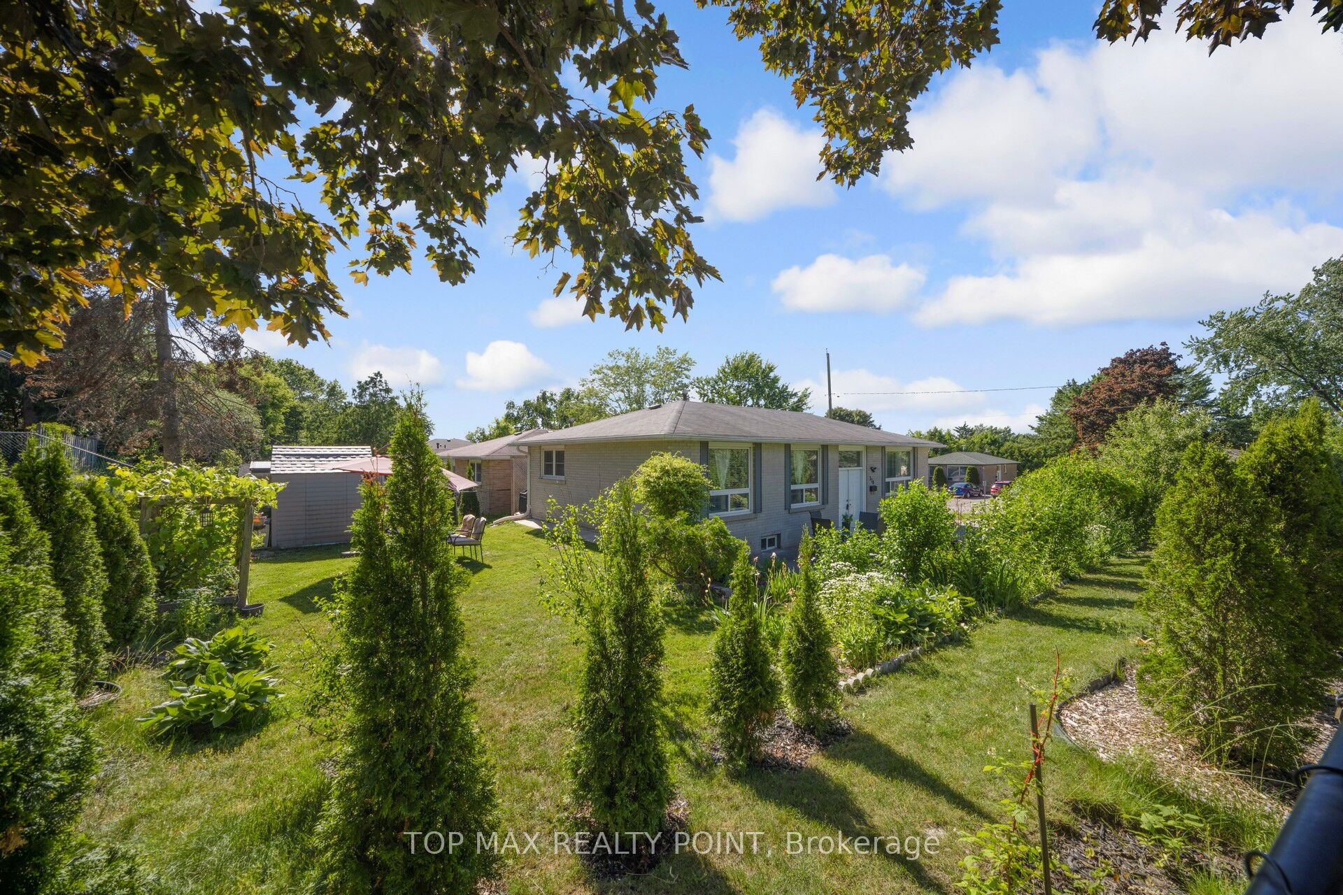 770 Greenfield Crescent Property Photo 2