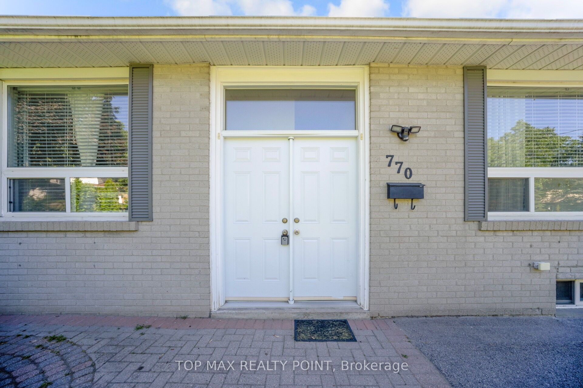770 Greenfield Crescent Property Photo 7
