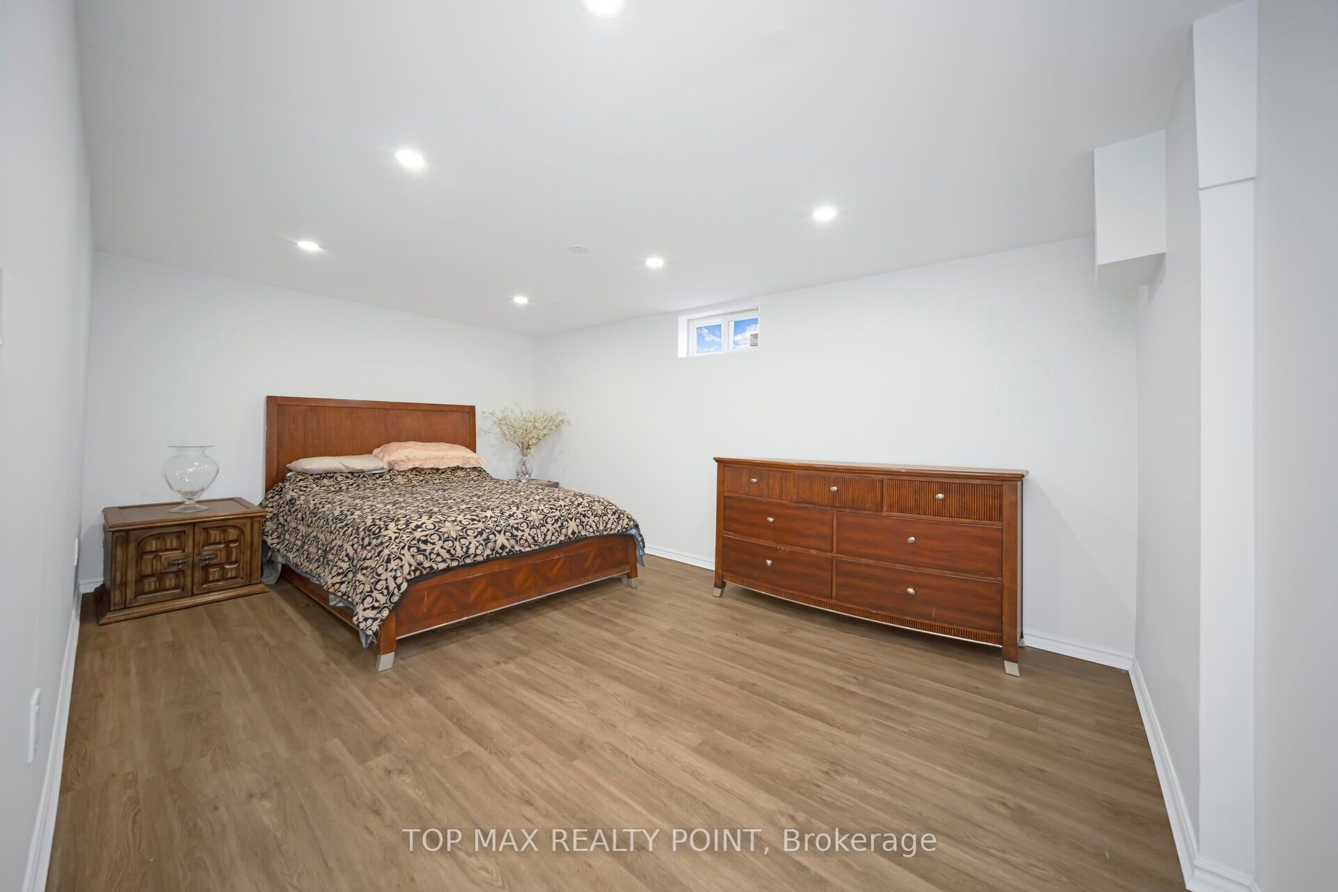770 Greenfield Crescent Property Photo 35