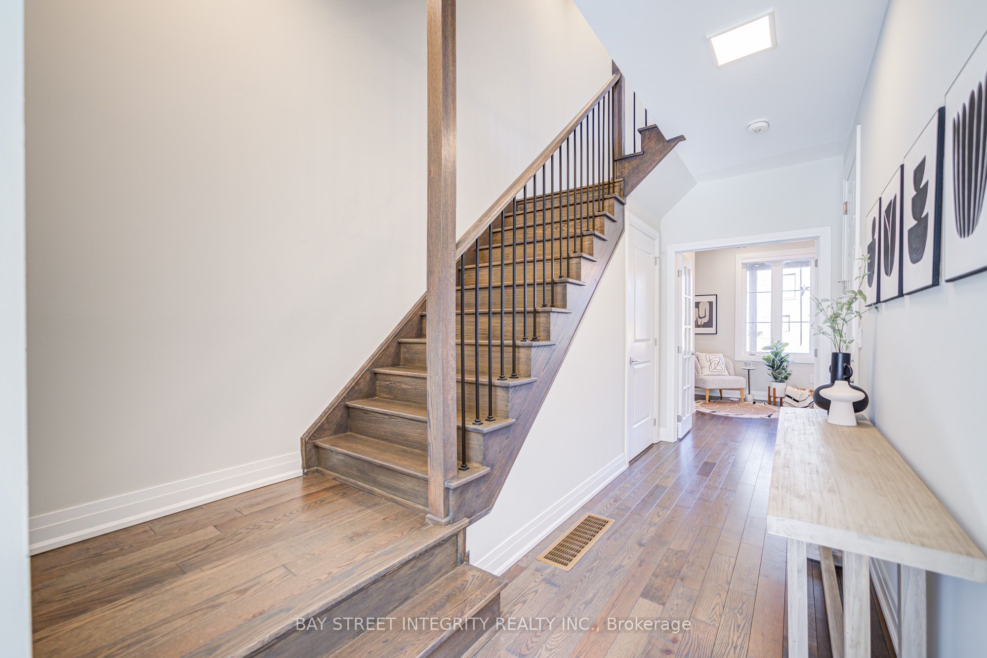 511 New England Court Property Photo 3