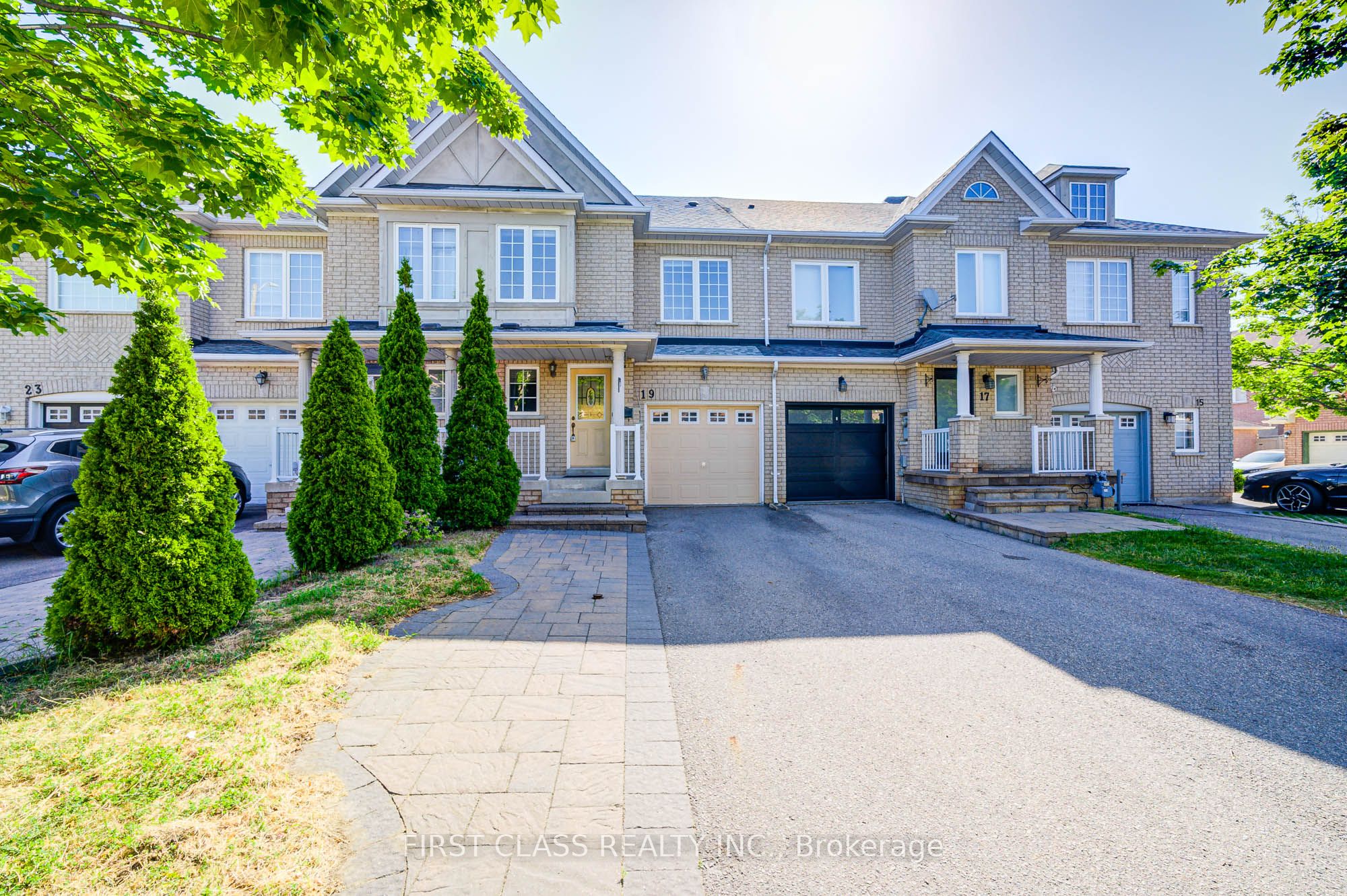 19 Benjamin Hood Crescent Property Photo 2