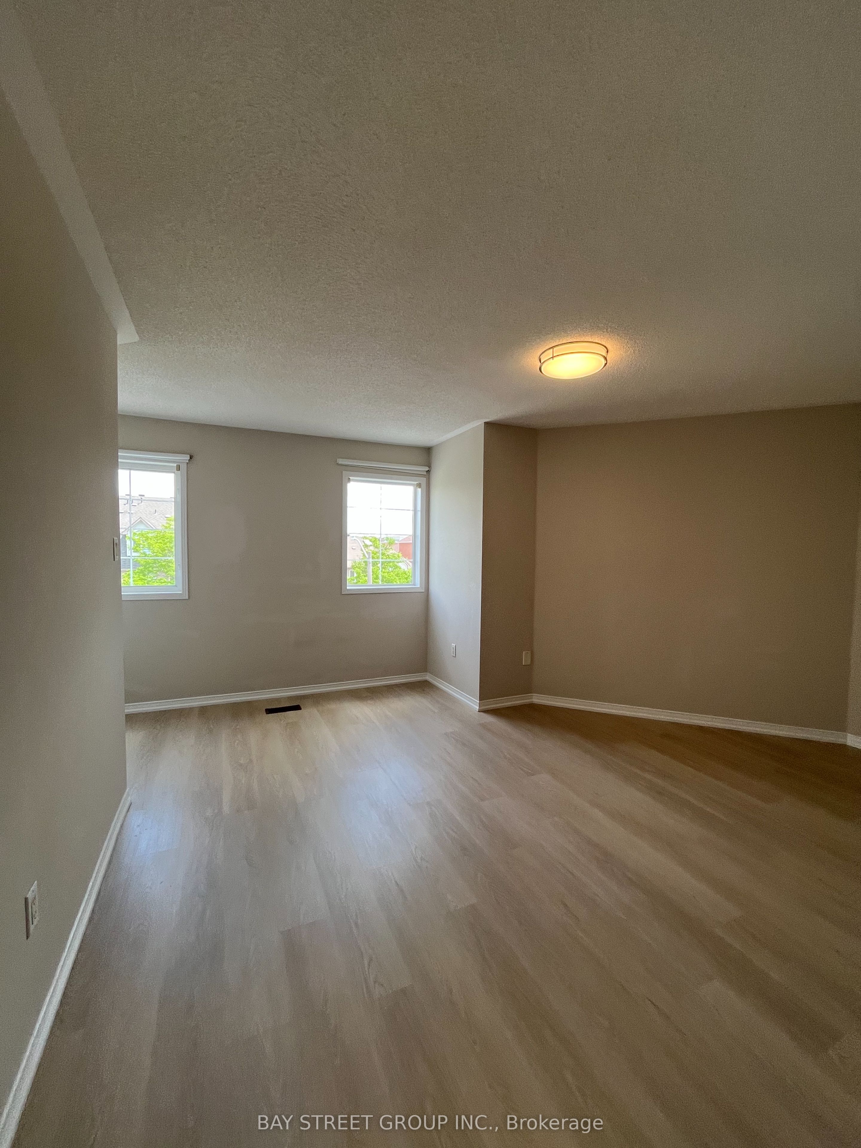52 Queensway Drive Property Photo 9