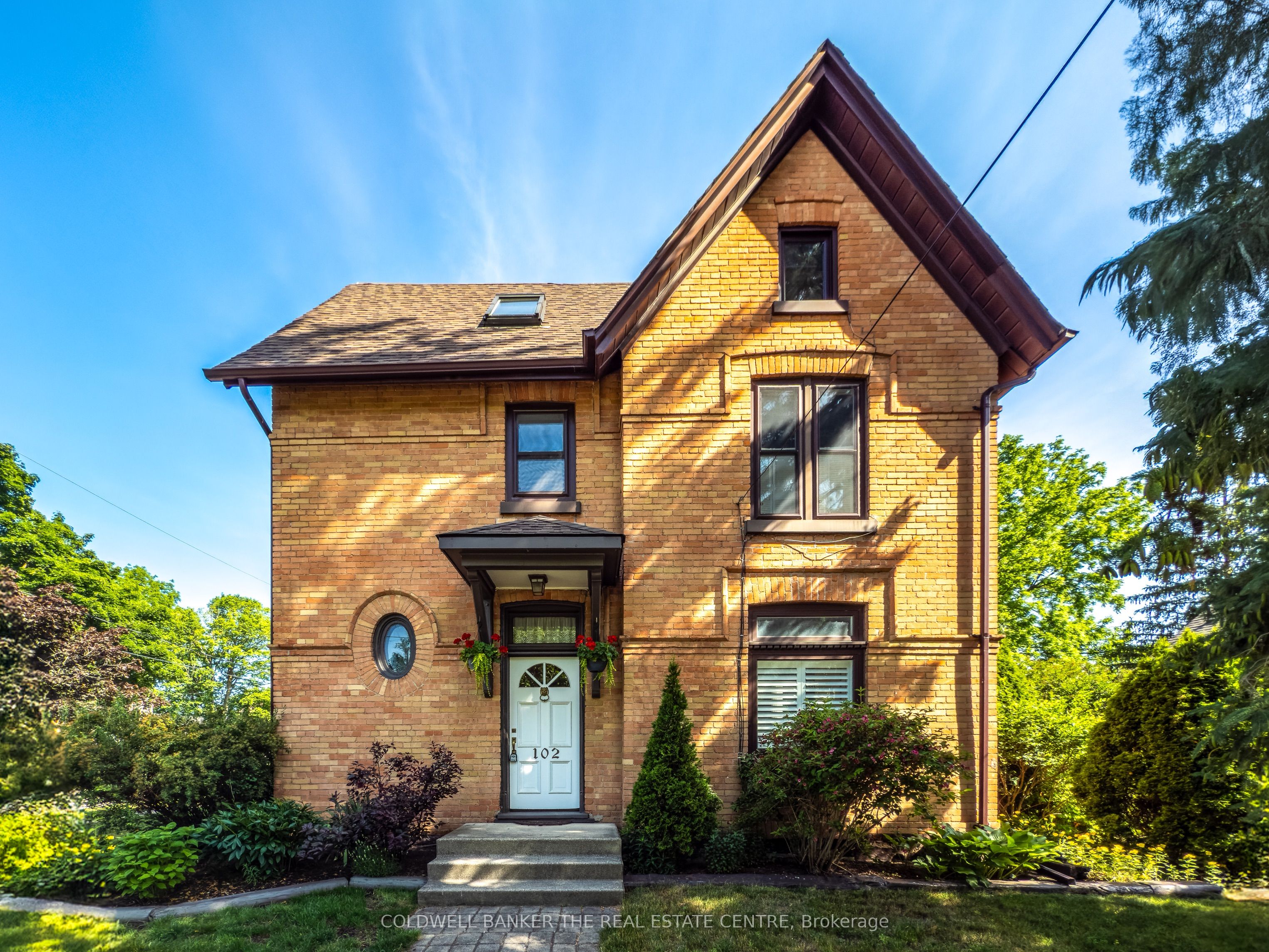 102 Wellington Street E Property Photo 2