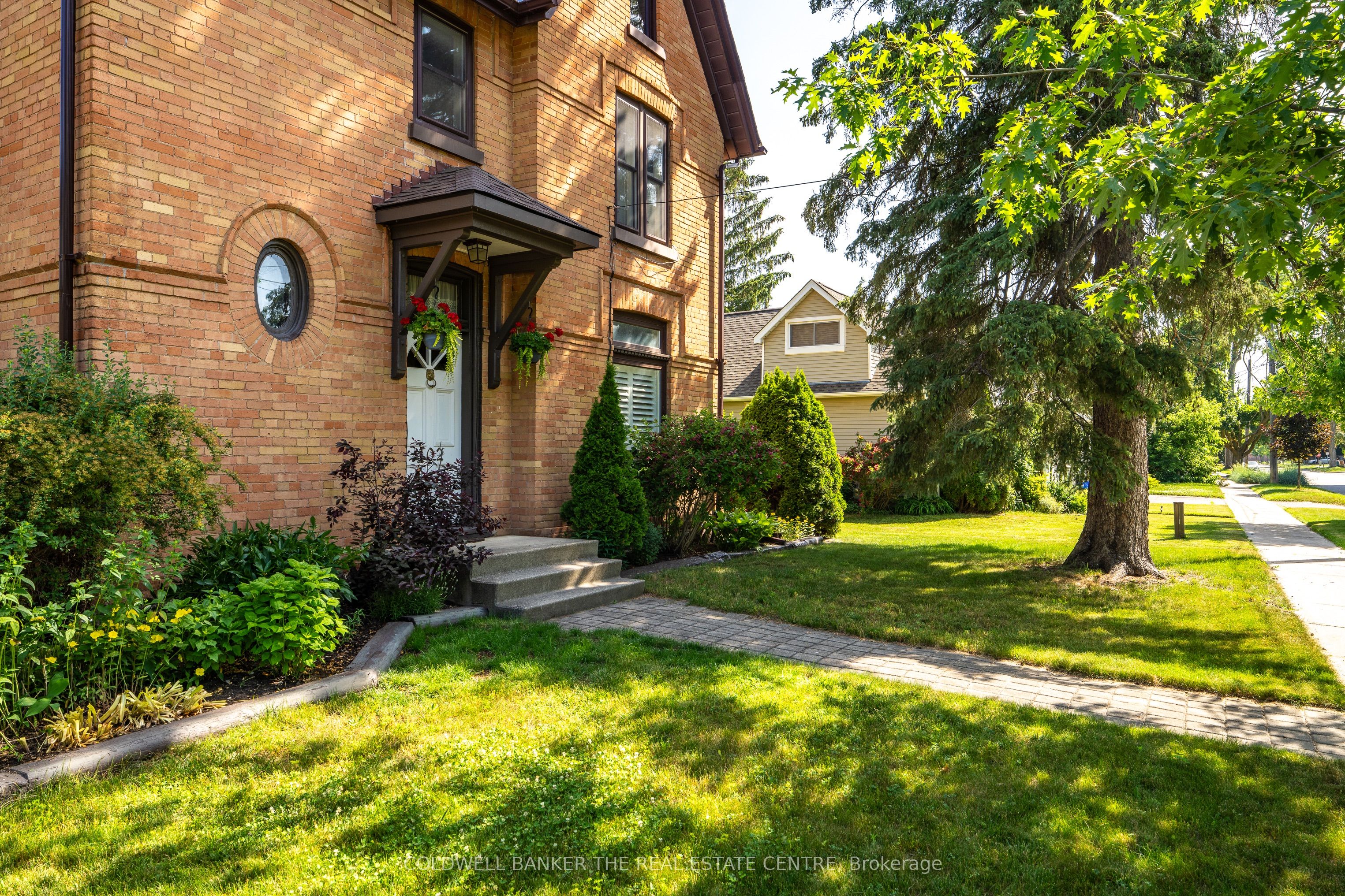 102 Wellington Street E Property Photo 4