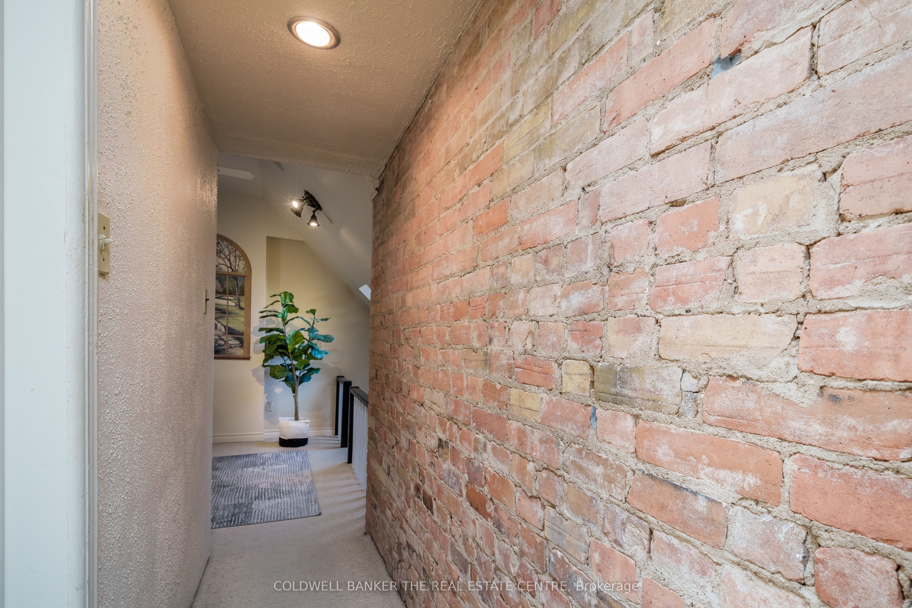 102 Wellington Street E Property Photo 15