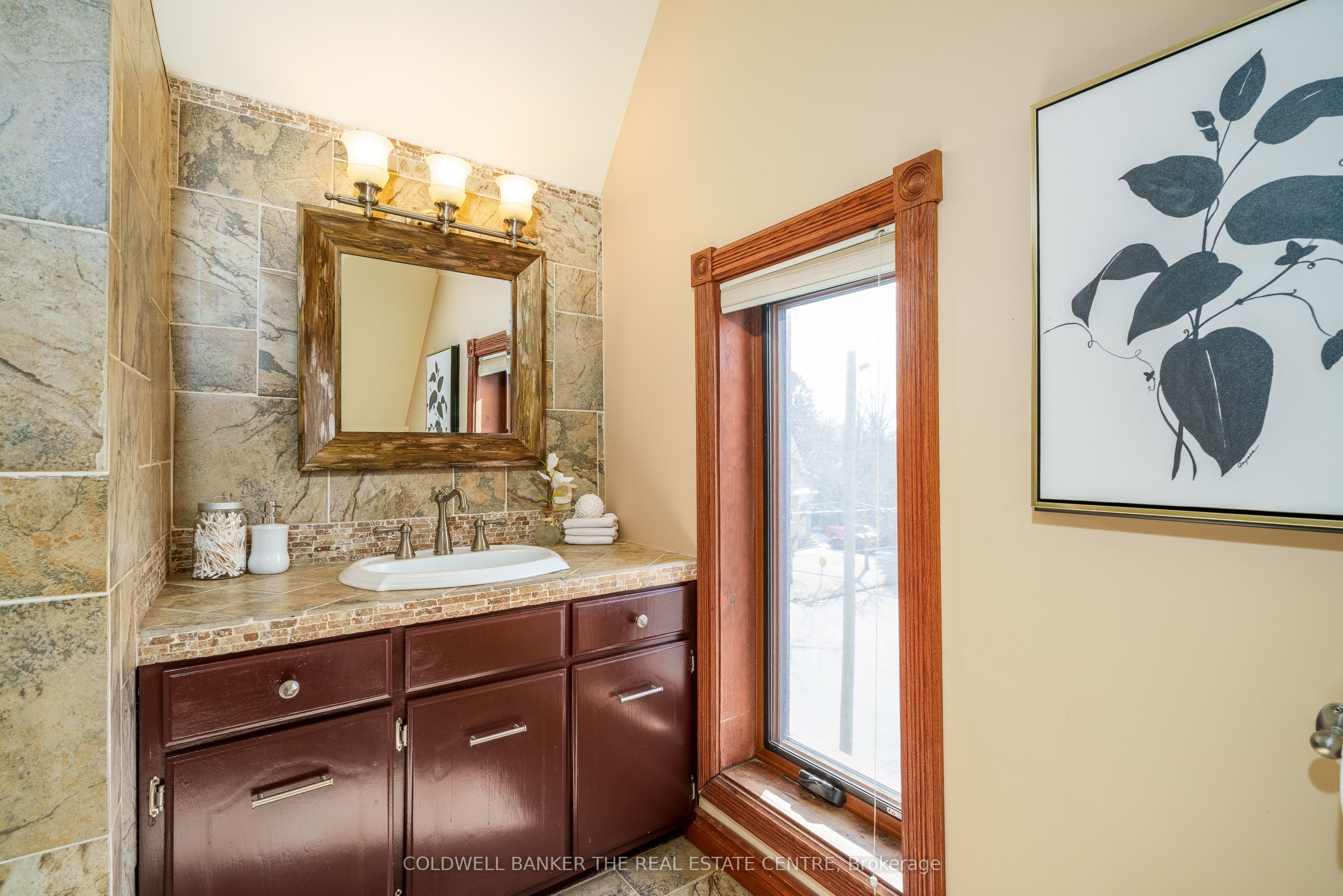 102 Wellington Street E Property Photo 18