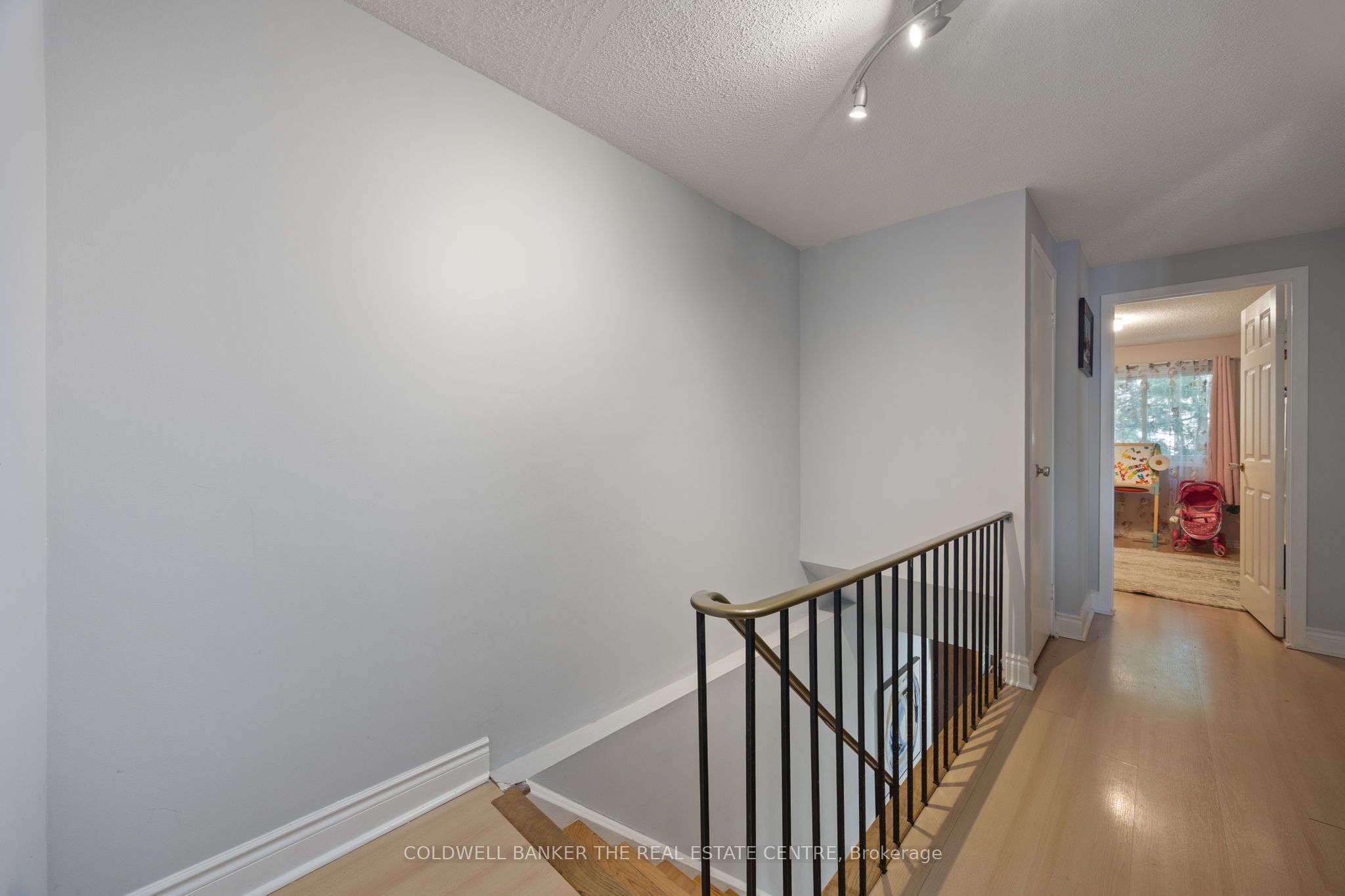 23 Riviera Drive W Property Photo 15