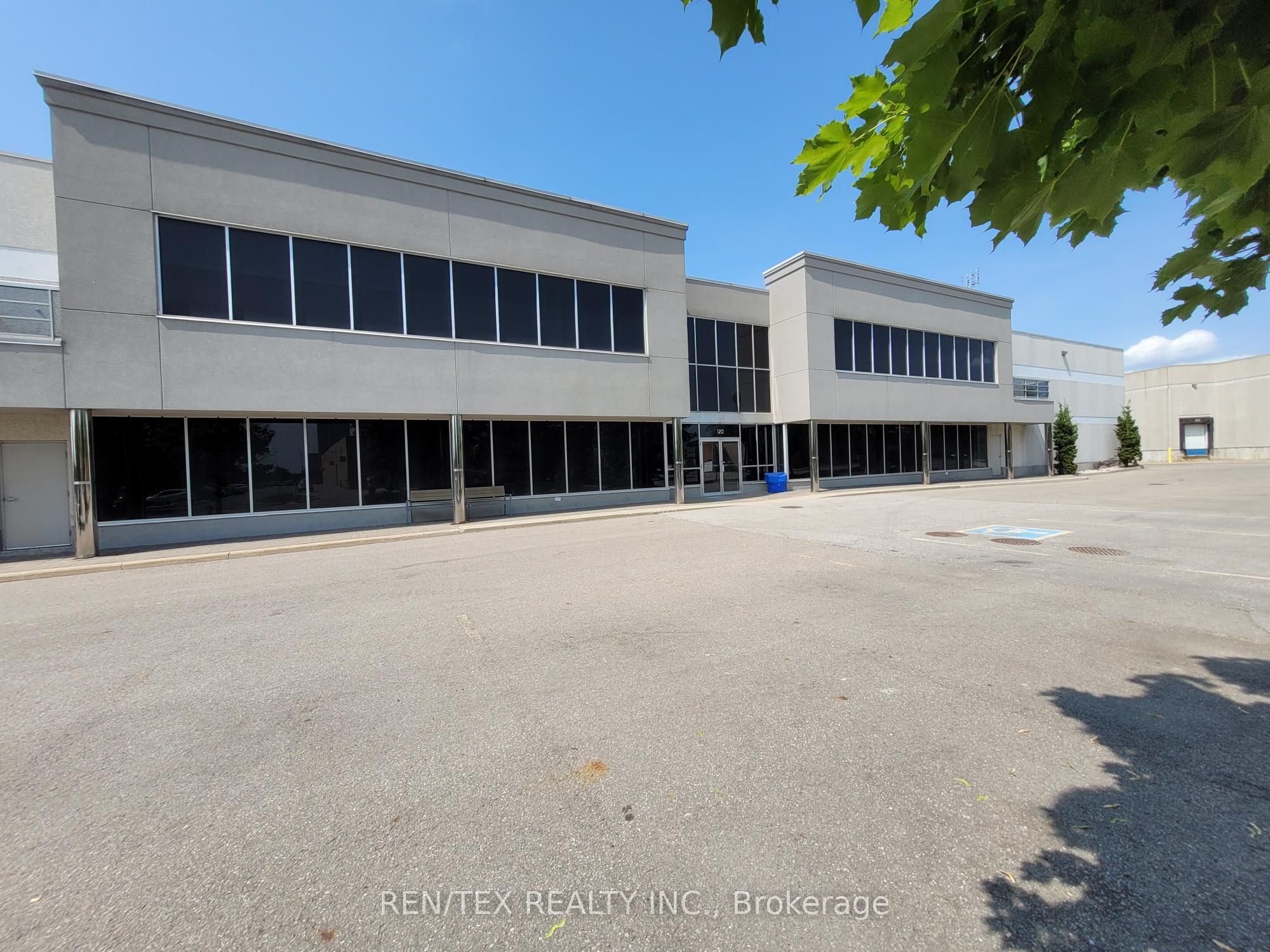 120 Applewood Crescent Property Photo 1