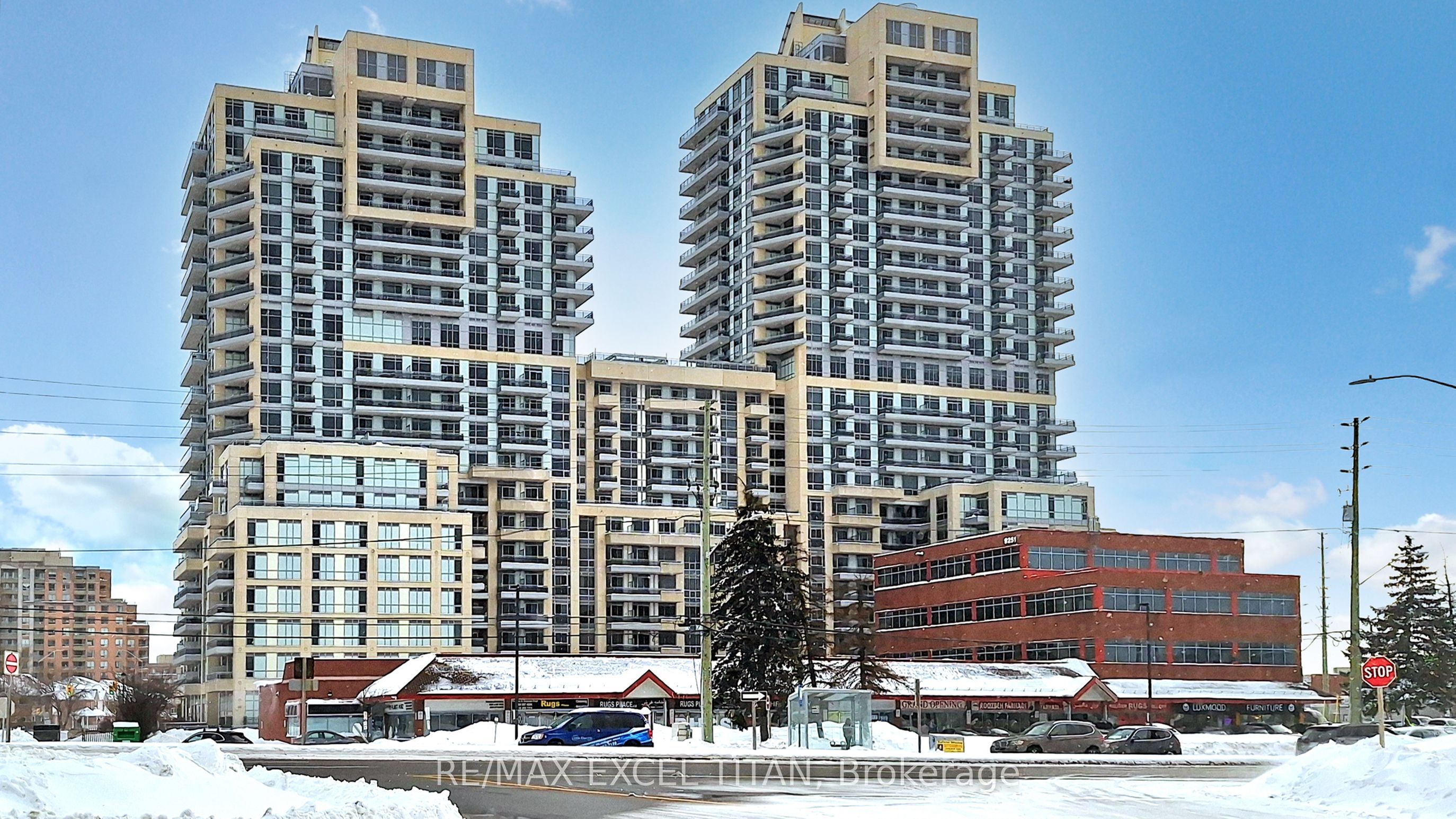 9205 Yonge St Property Photo 1