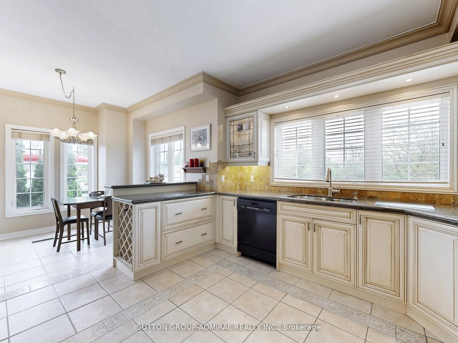 10719 Bathurst Street Property Photo 11