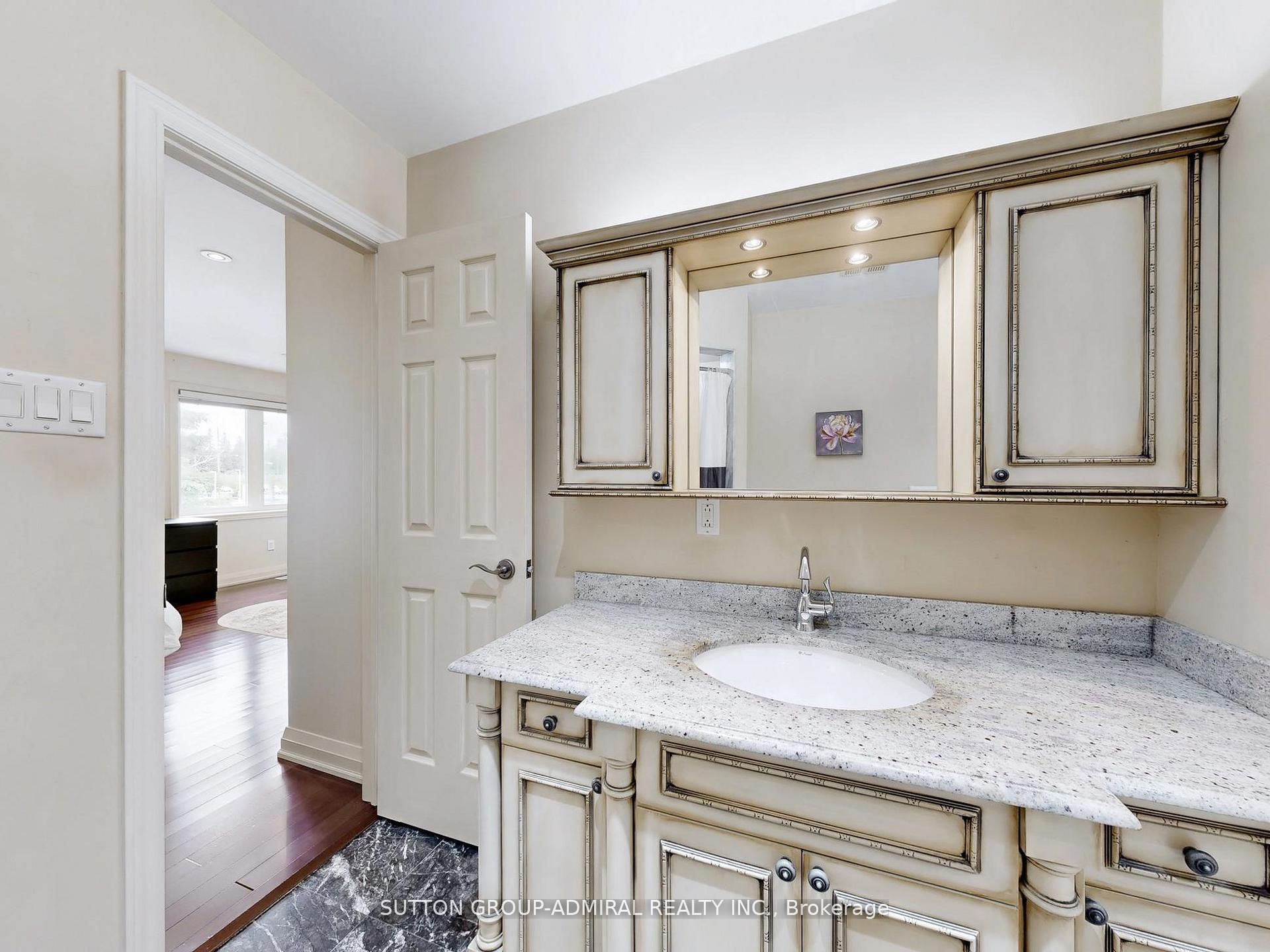 10719 Bathurst Street Property Photo 20
