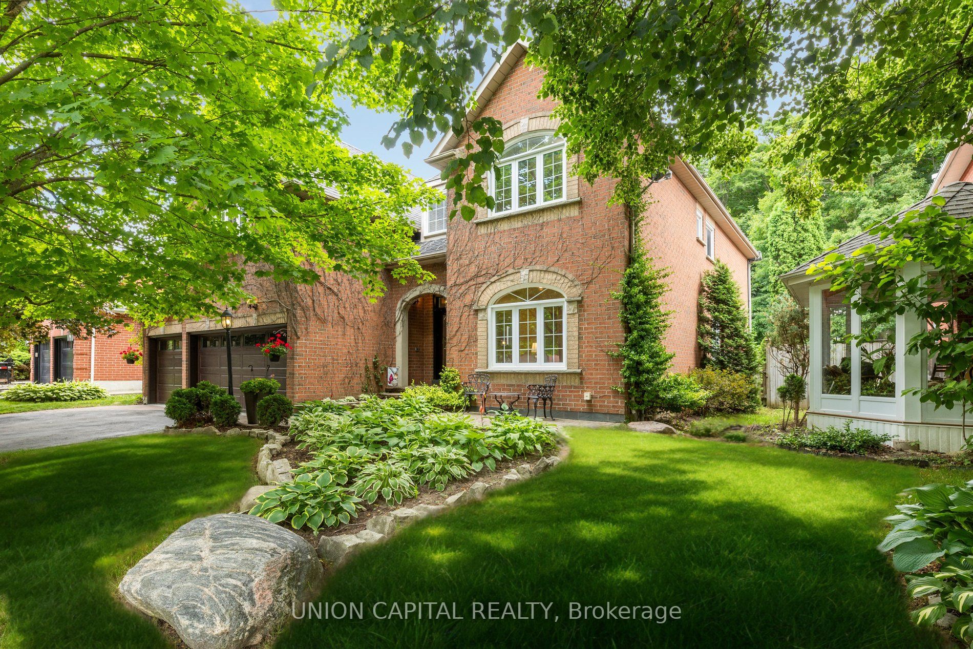 86 Charing Crescent Property Photo 1