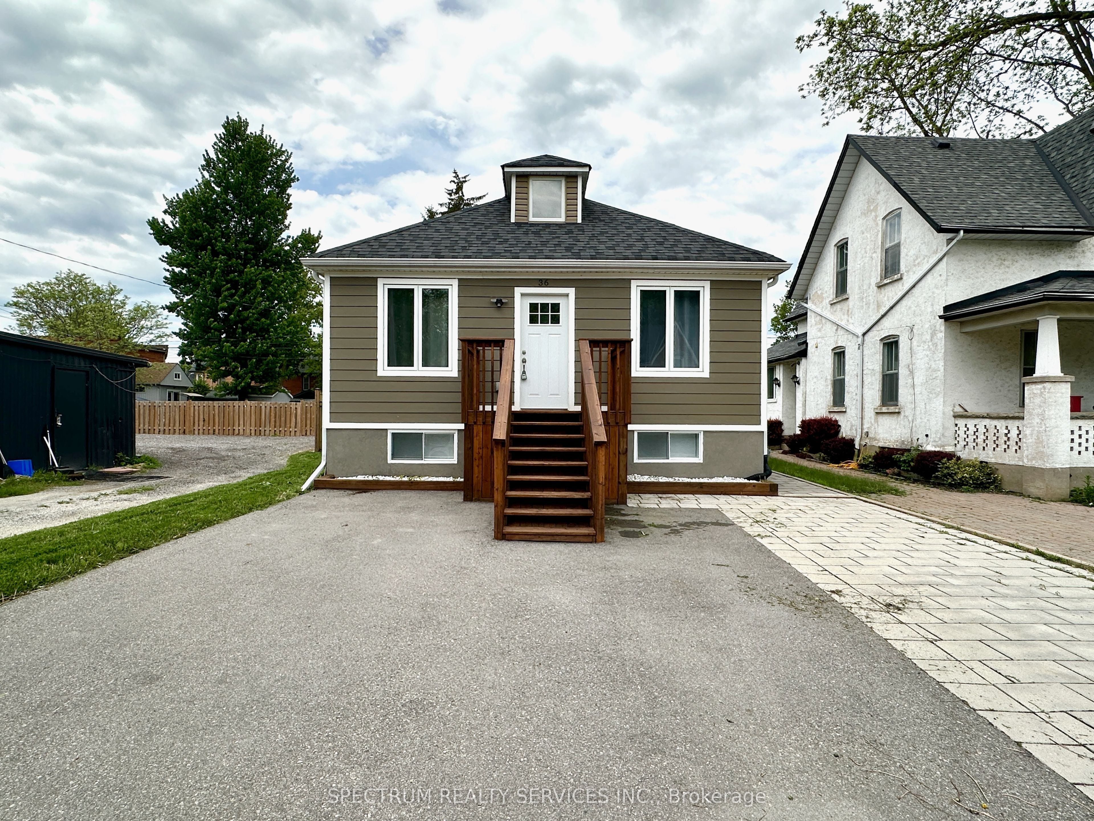 36 Queen St N Property Photo 1
