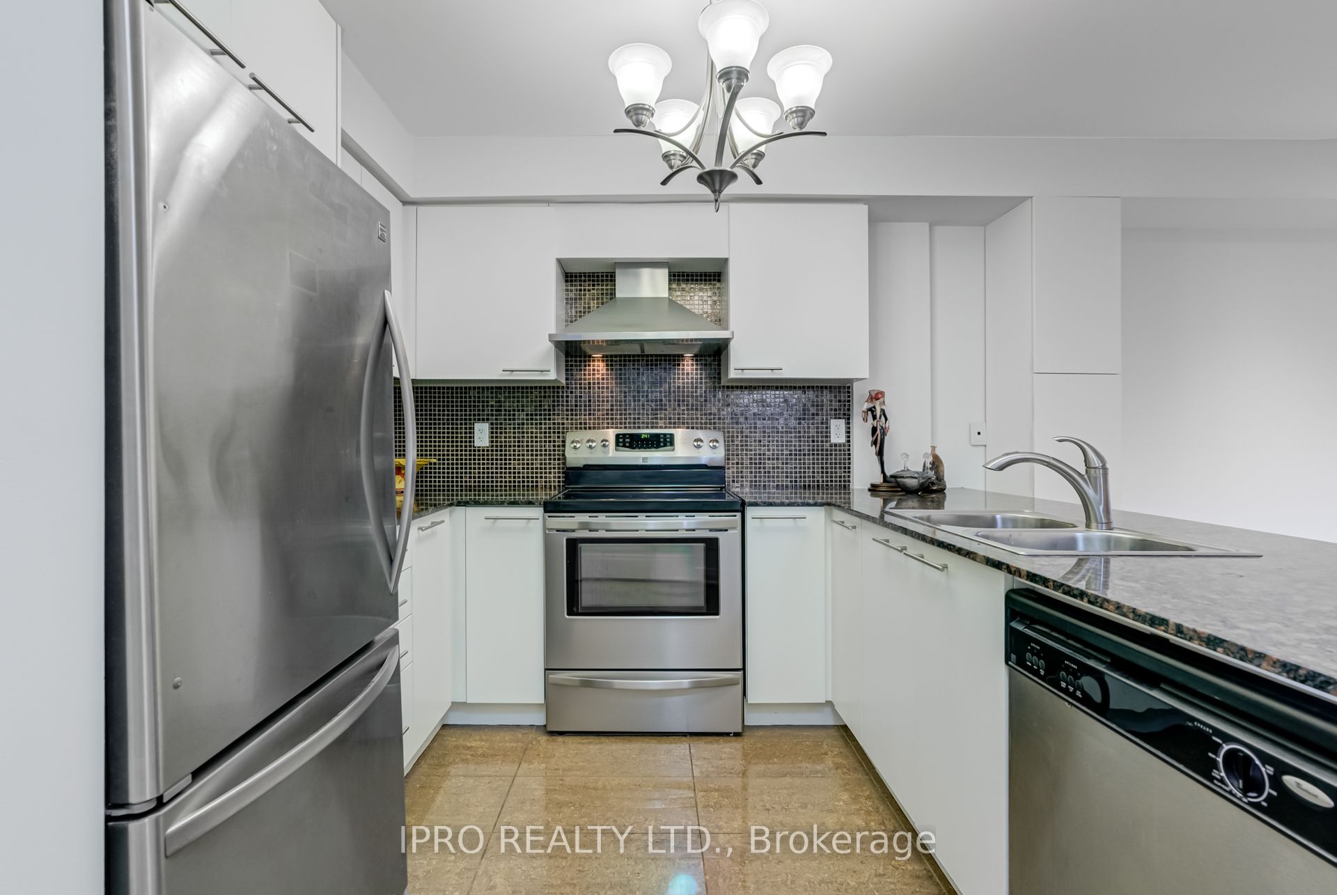 #108 - 320 John Street Property Photo 15