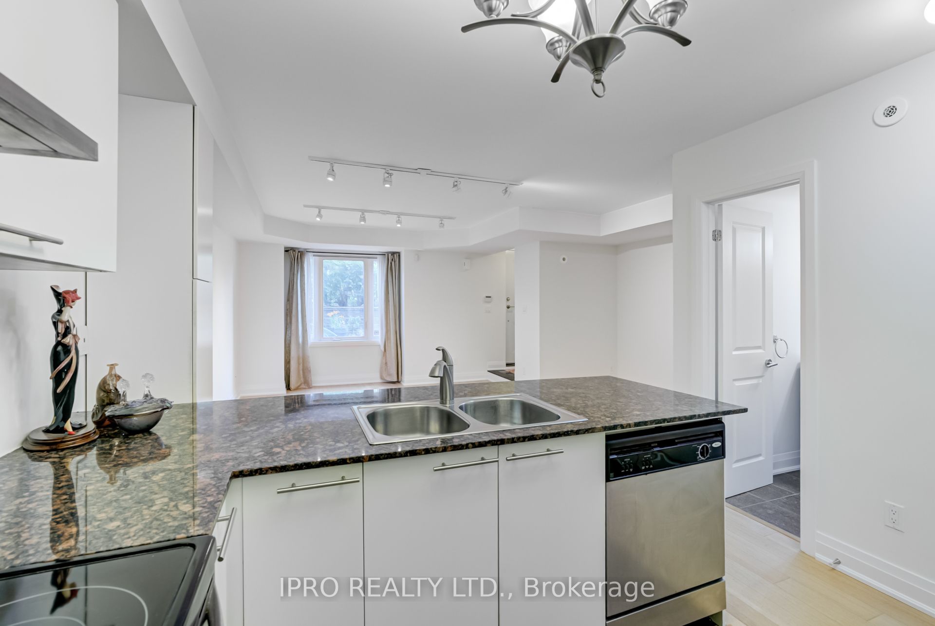 #108 - 320 John Street Property Photo 17