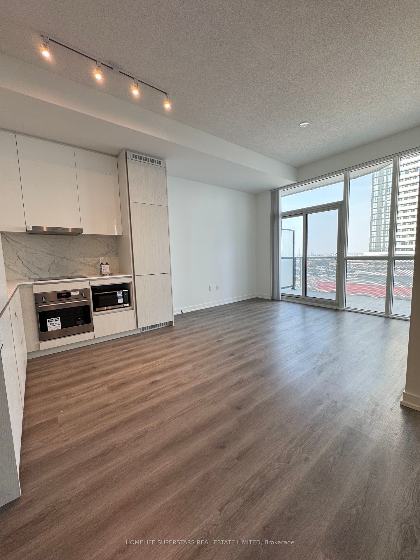 28 Interchange Way Property Photo 1